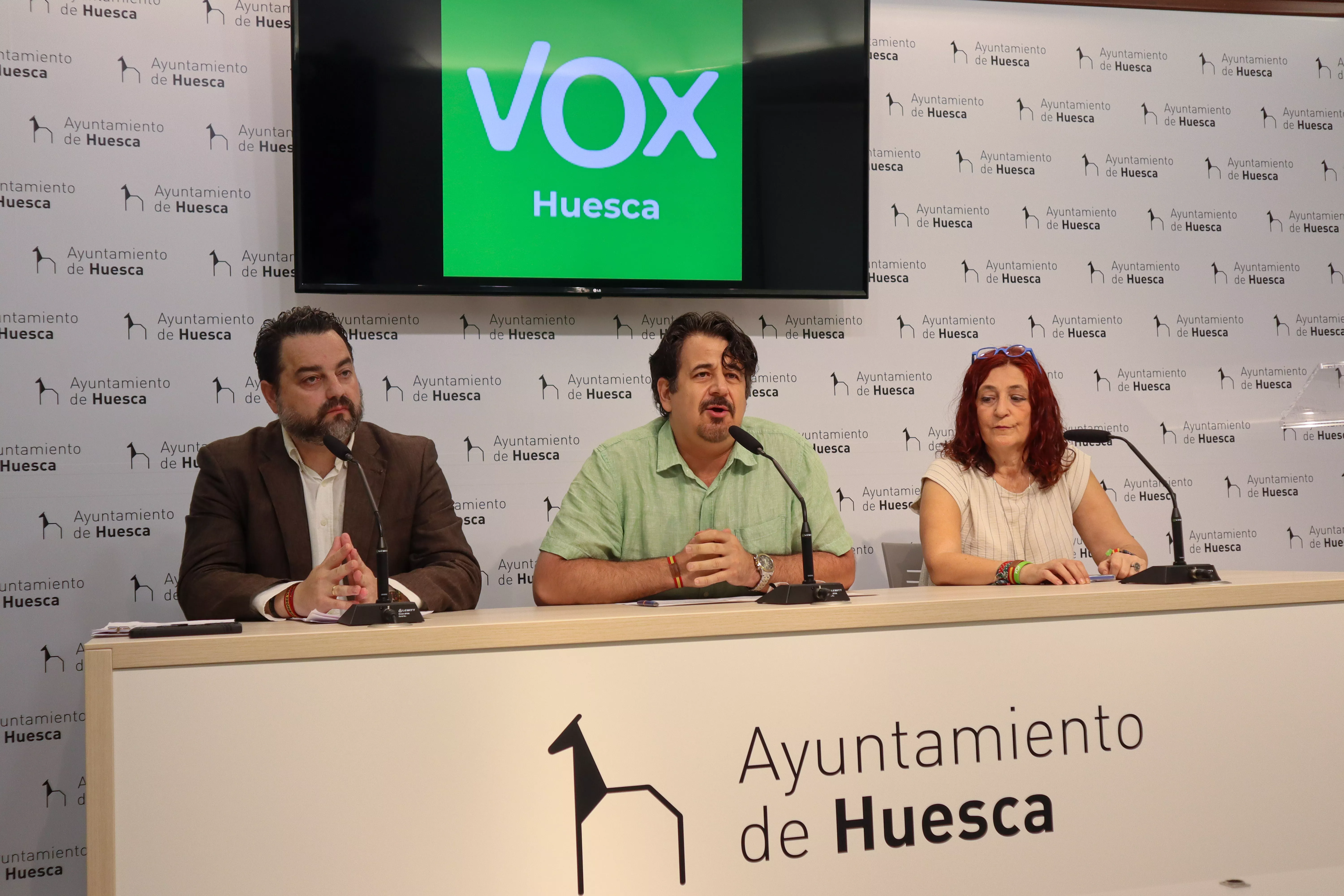 Los representantes de VOX David Arranz, José Luis Rubió y Susana Magán durante la rueda de prensa.
