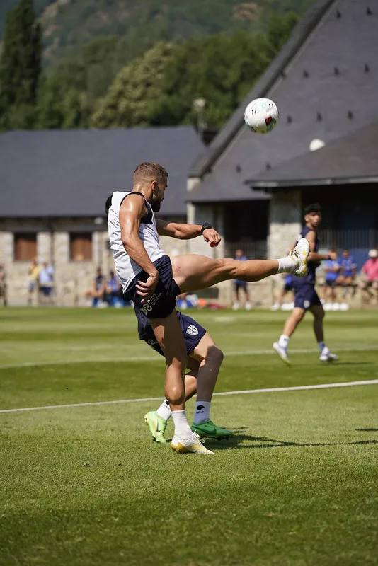 Primer entrenamiento de la SD Huesca en Benasque. Dani Vidal