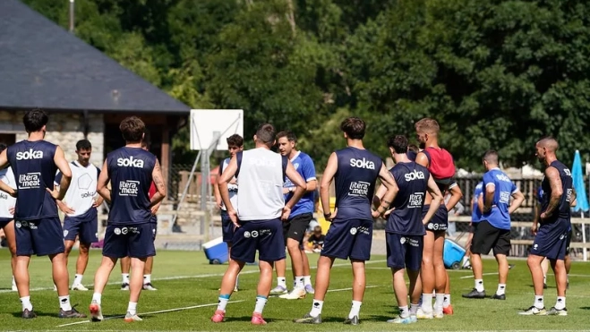 Sergi Guilló da instrucciones a los jugadores del Huesca. Foto Dani Vidal Sergi Guilló da instrucciones a los jugadores del Huesca. Foto Dani Vidal