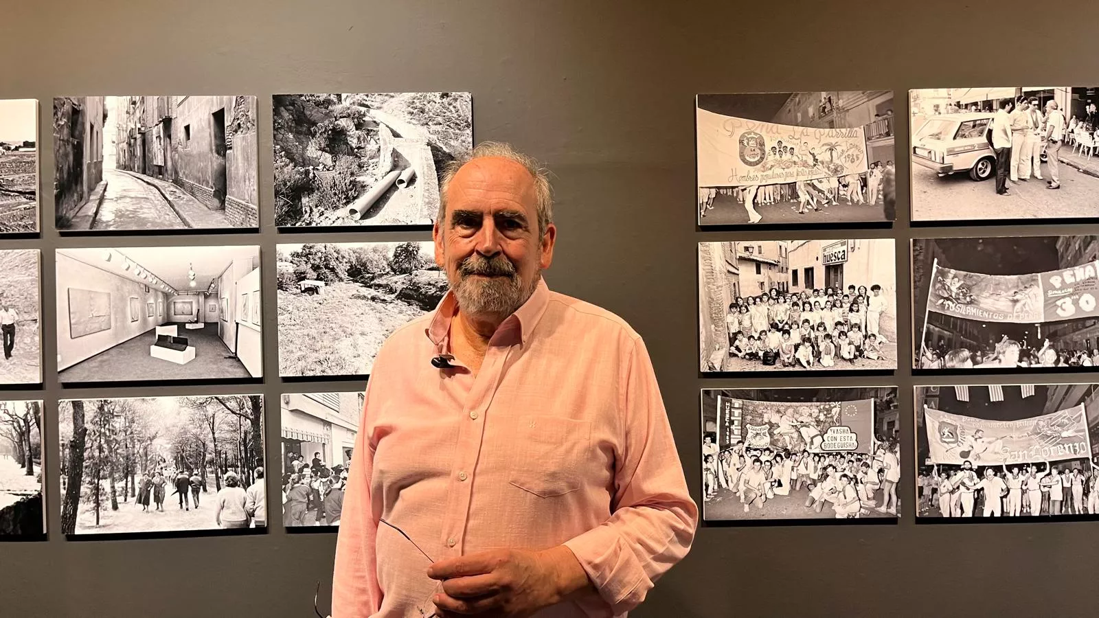 Víctor Ibáñez ante varias de sus fotografías recogidas en la muestra. Foto Mercedes Manterola