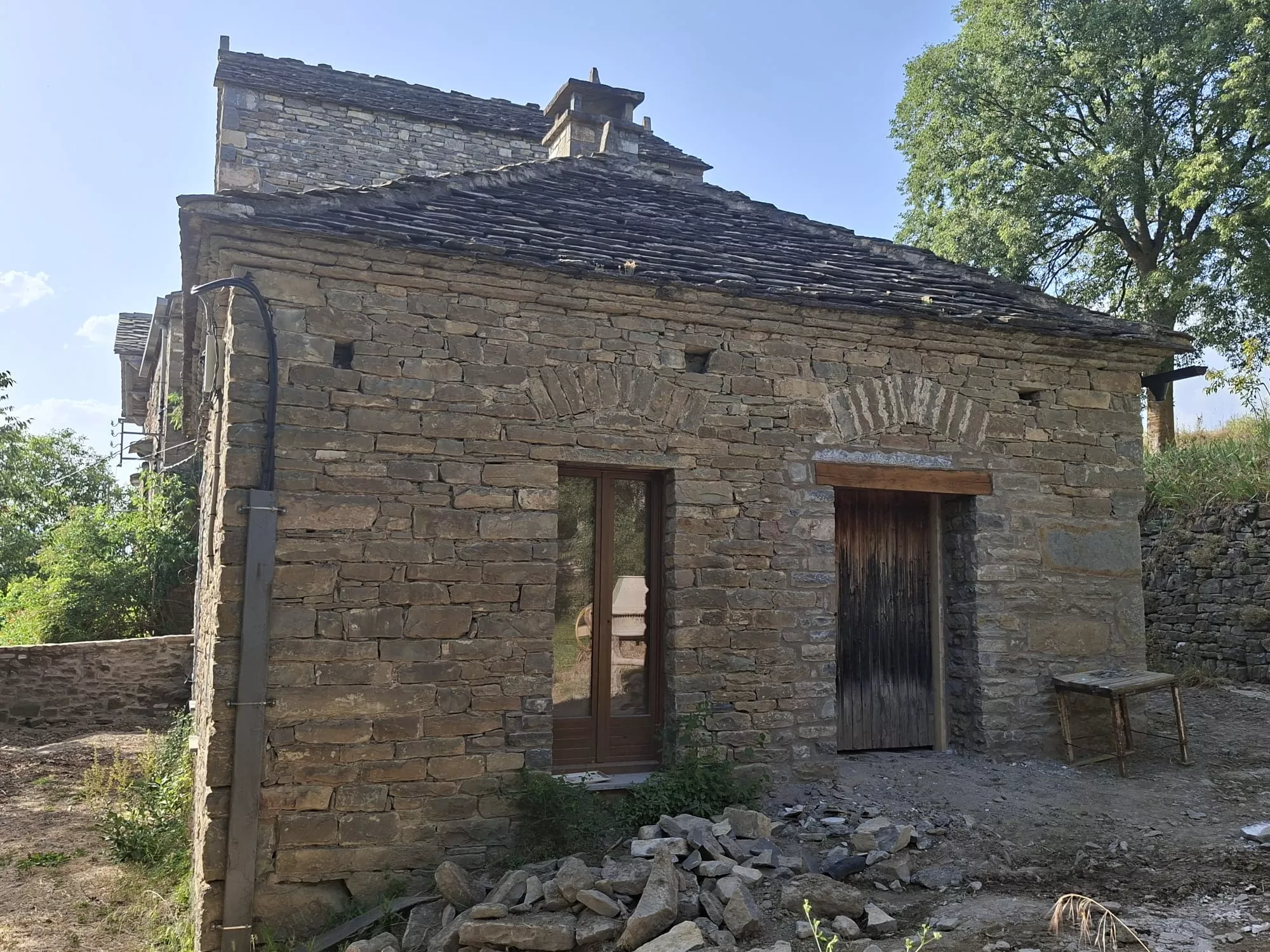 La antigua escuela de Guaso renace como hogar para una nueva familia.