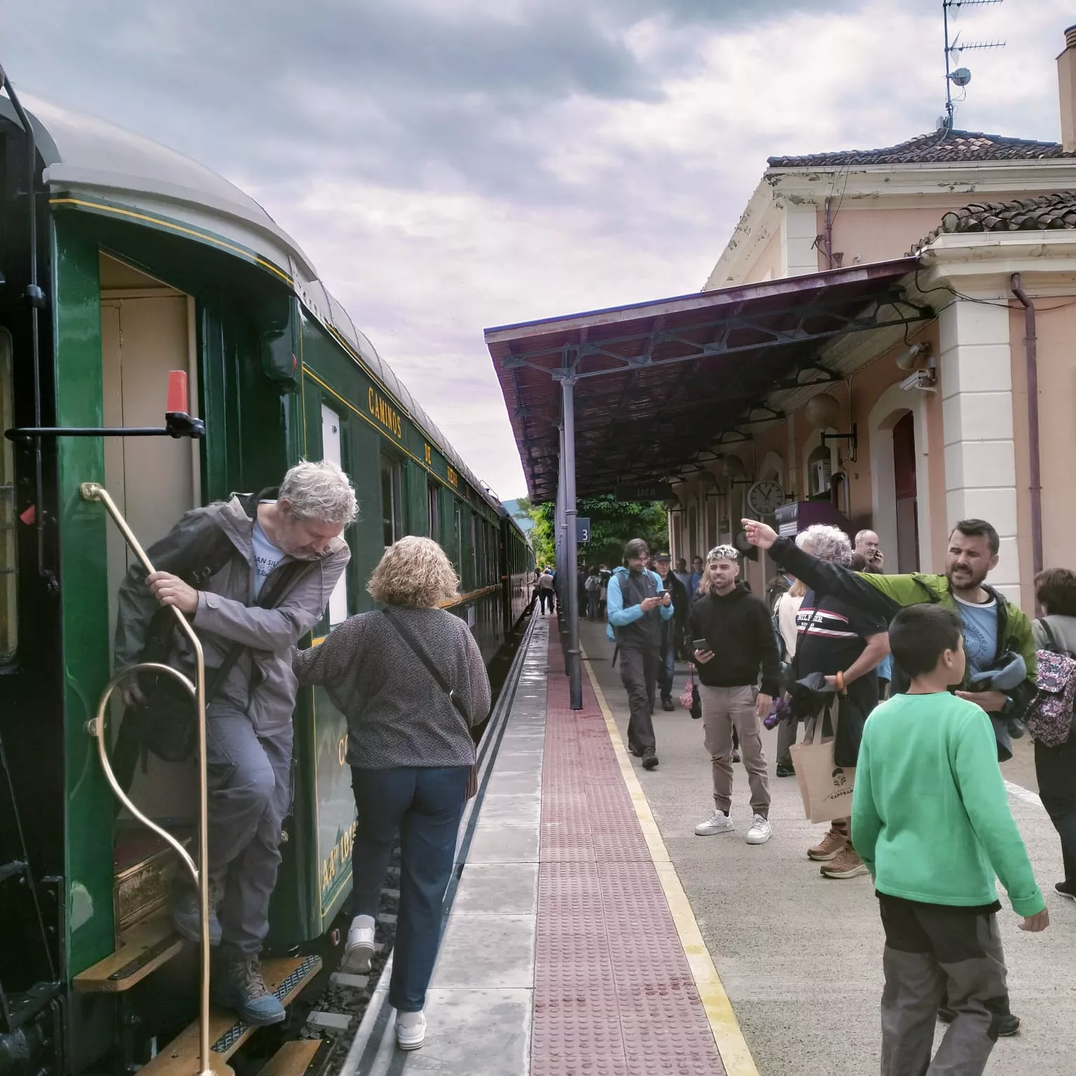 El tren turístico Expreso de Canfranc arranca su viaje. Foto Acomseja