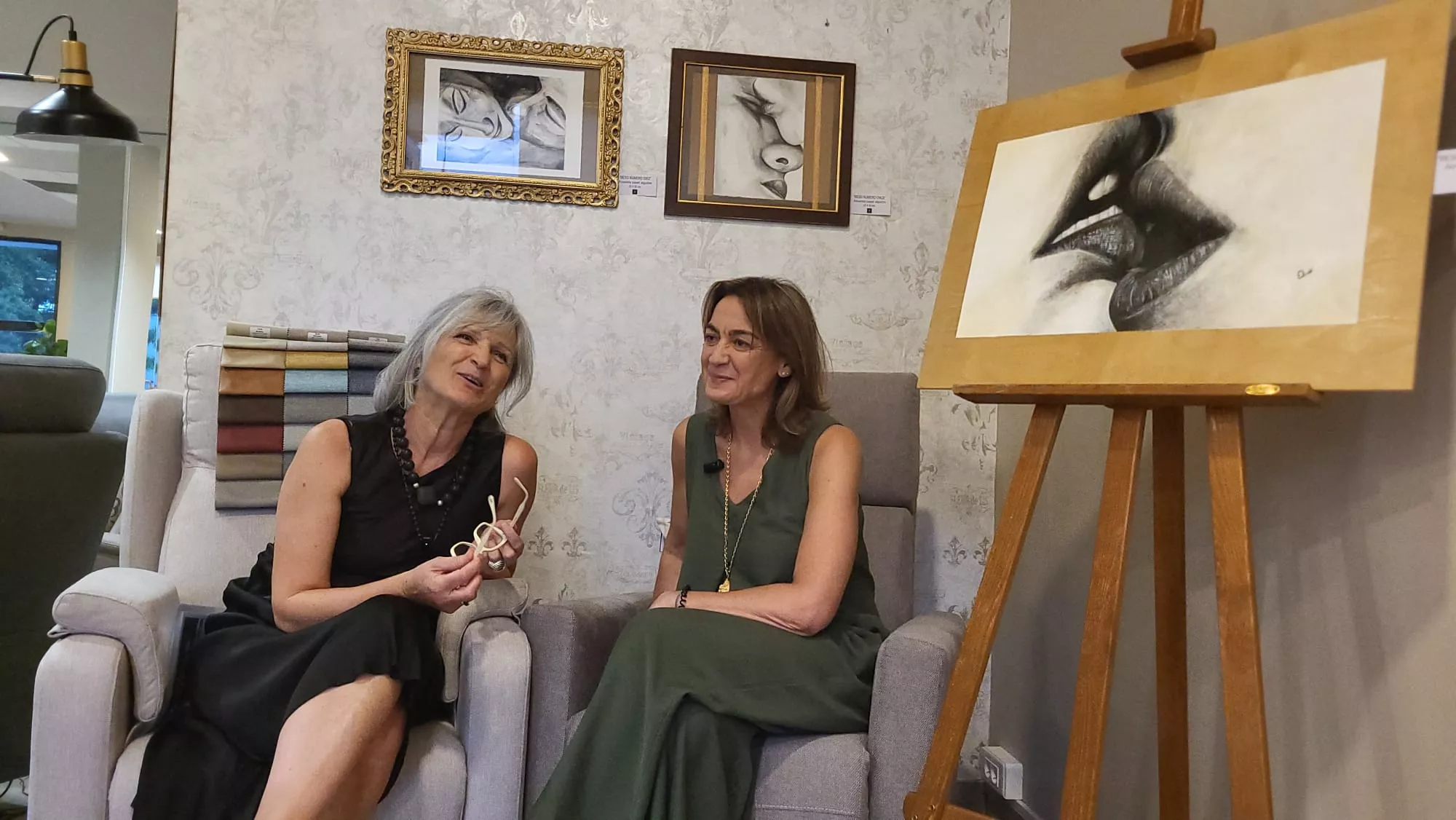 Mari Carmen Oliva e Isabel Luna en el espacio +Arte de +Más Sofas by Comercial Luna en Huesca