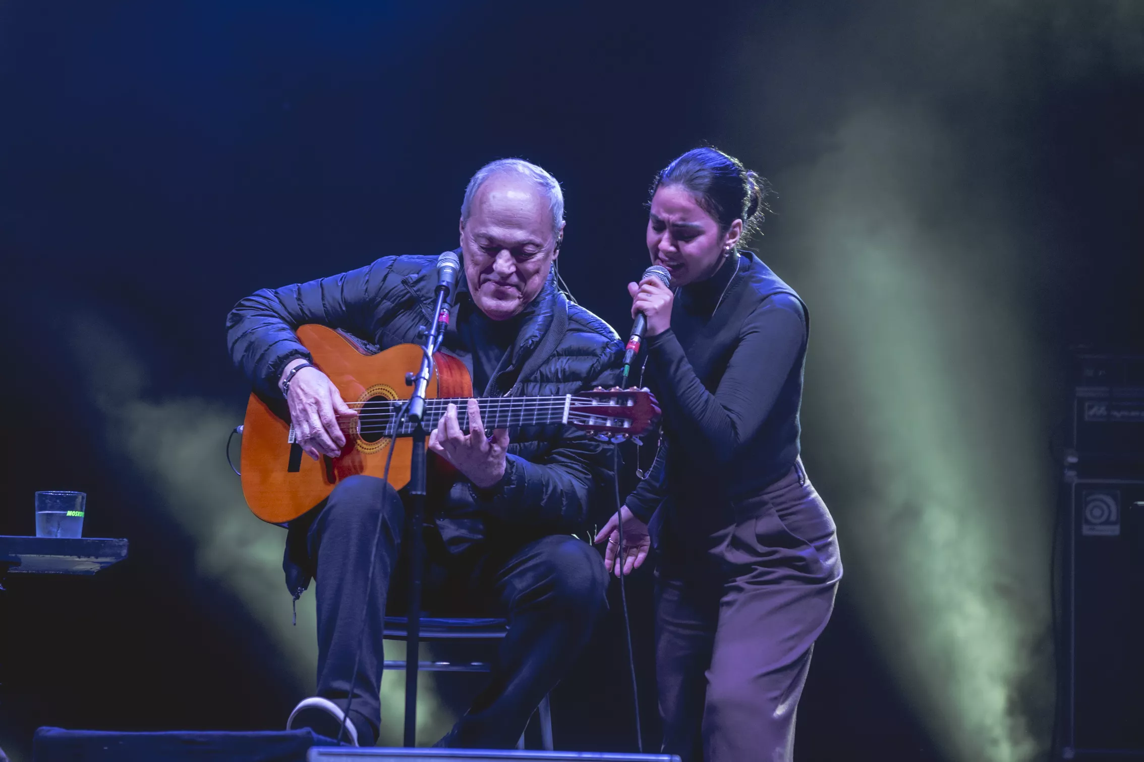Toquinho y Camila Faustino sobre el escenario de Pirineos Sur. Foto Jaime Oriz 