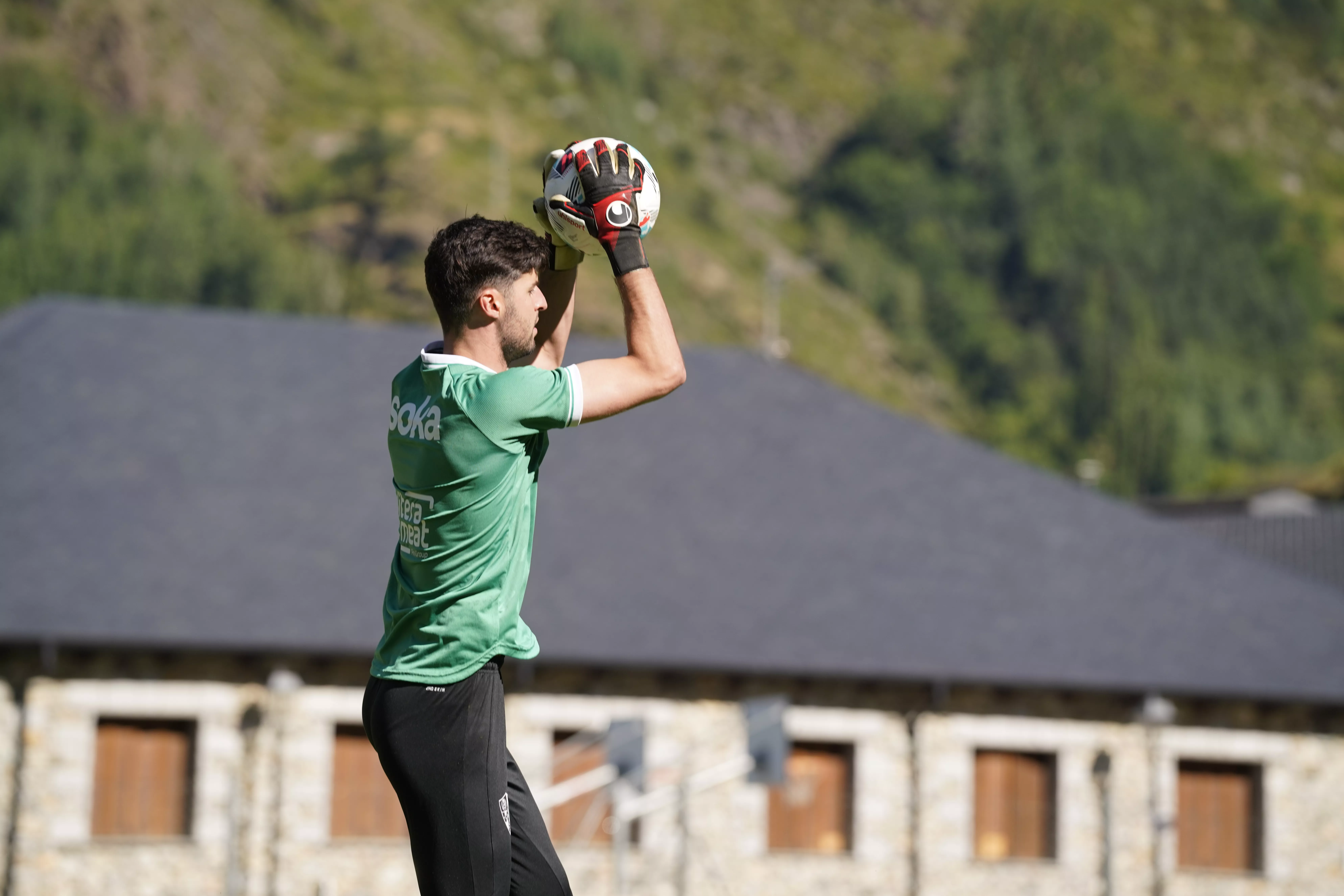 Juan Pérez, uno de los animadores del Huesca a José. Foto Dani Vidal