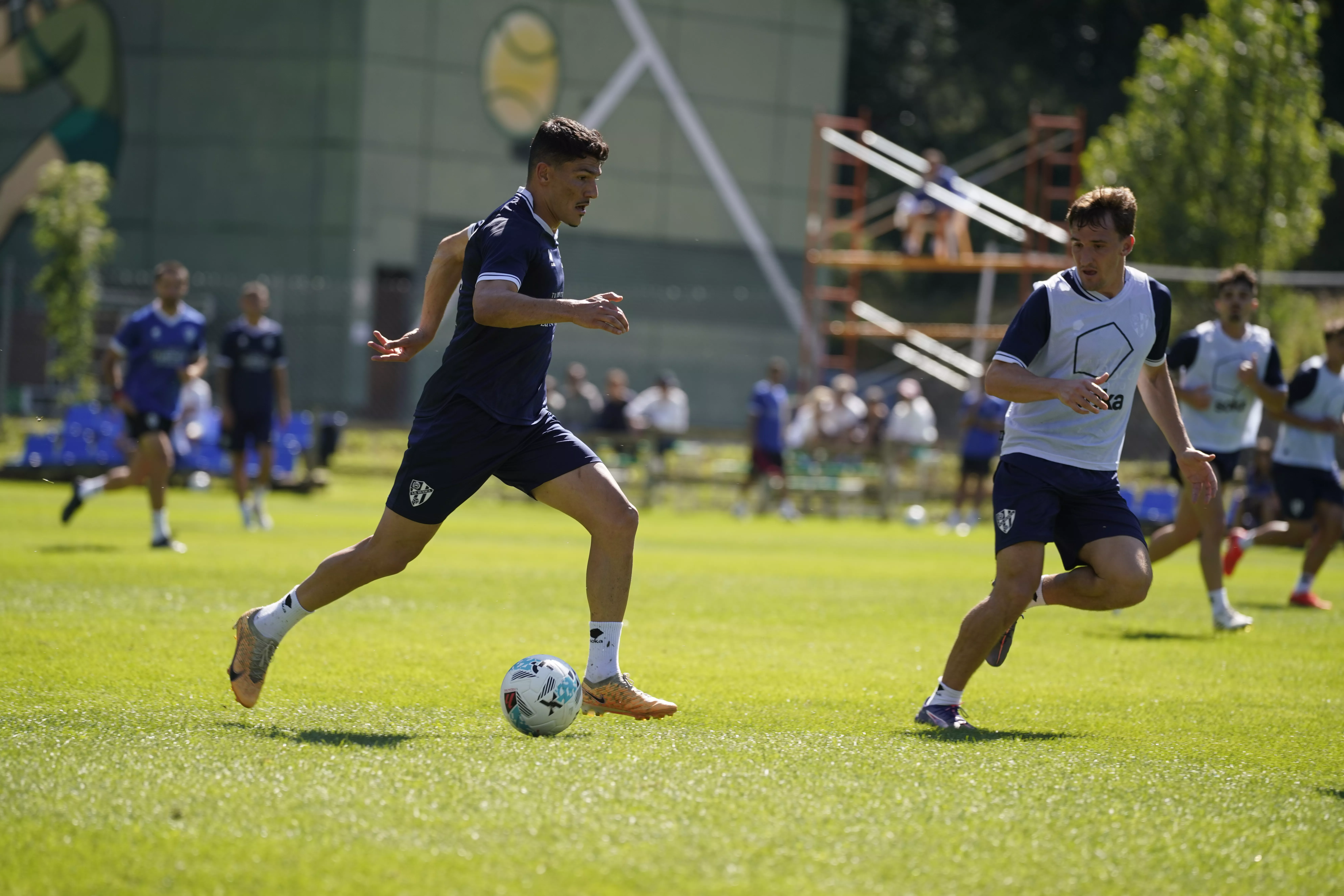 Los jugadores del Huesca mandan ánimos a José, 7 años y de Binéfar, tras un grave atropello. Foto Dani Vidal