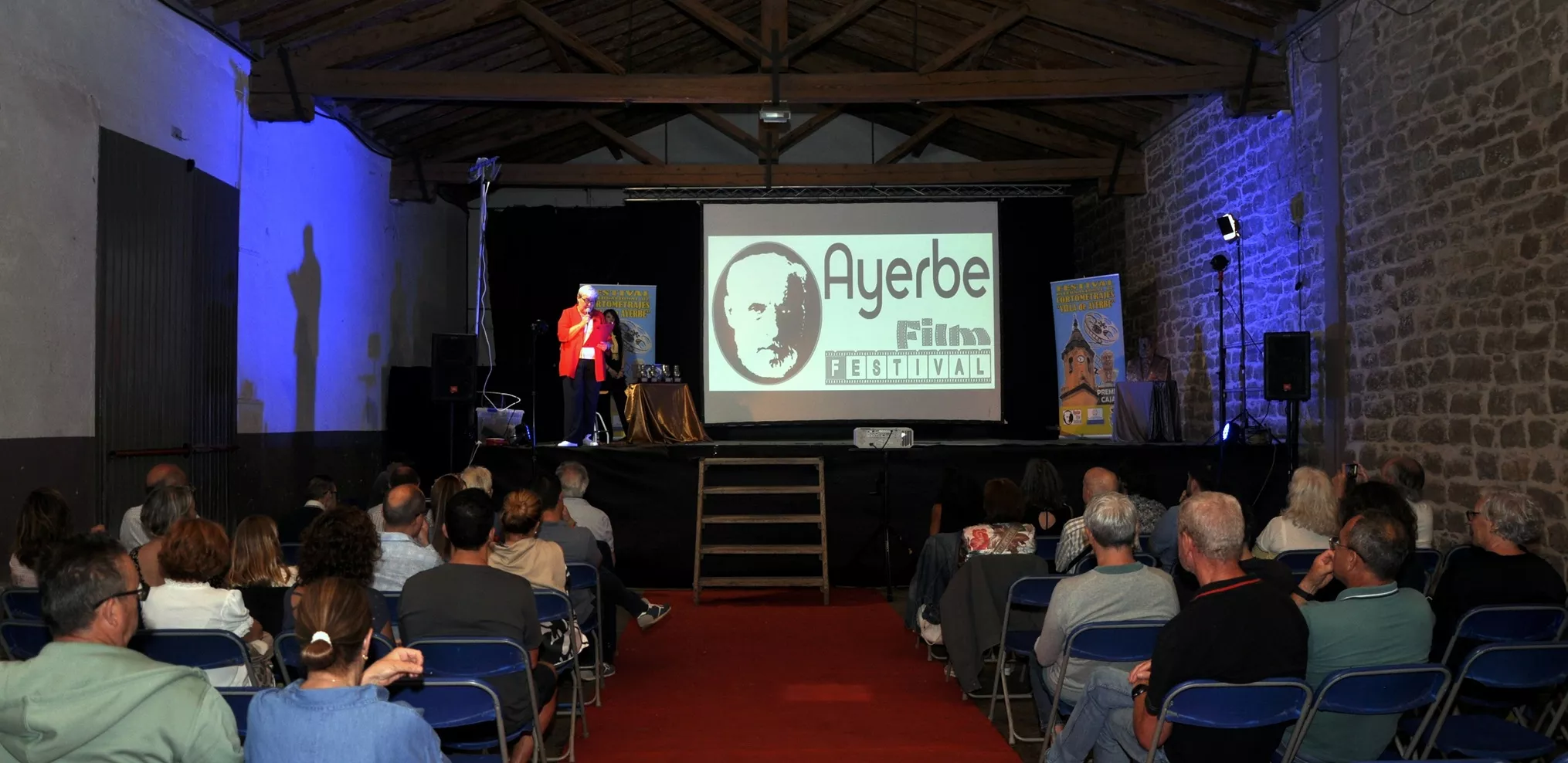Público asistente a la  gala de clausura del XVIII Festival Internacional de Cortometrajes Villa de Ayerbe.