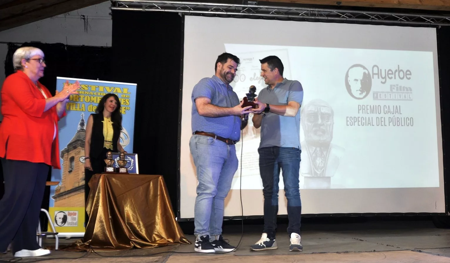 Premio del público a '3000 elefantes'.