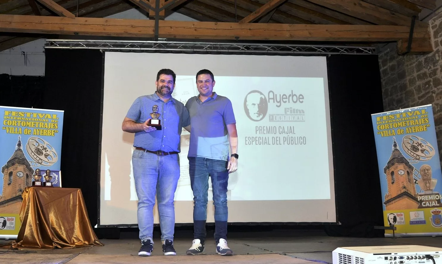 Premio del público a '3000 elefantes'.