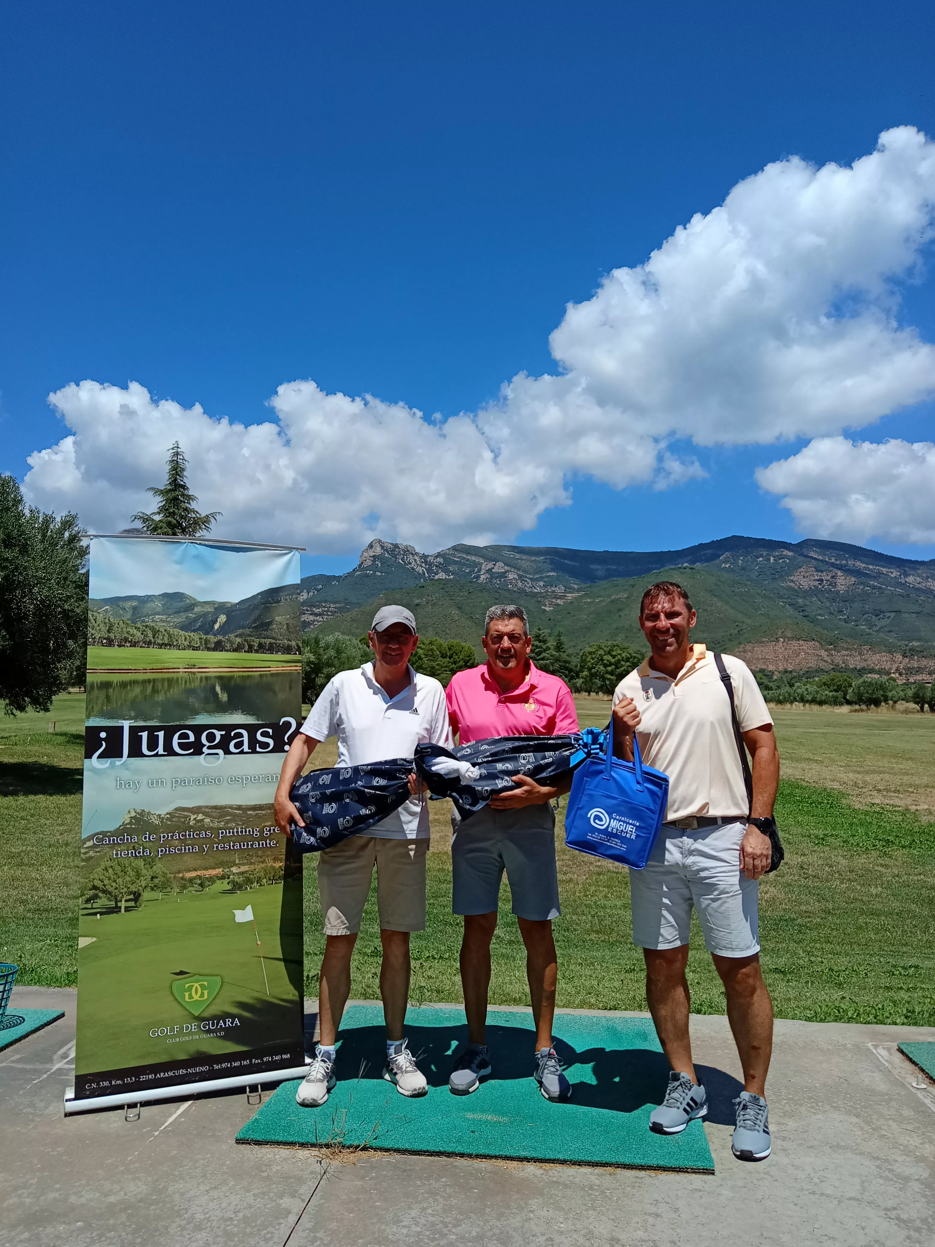 Los tres primeros clasificados con sus premios.