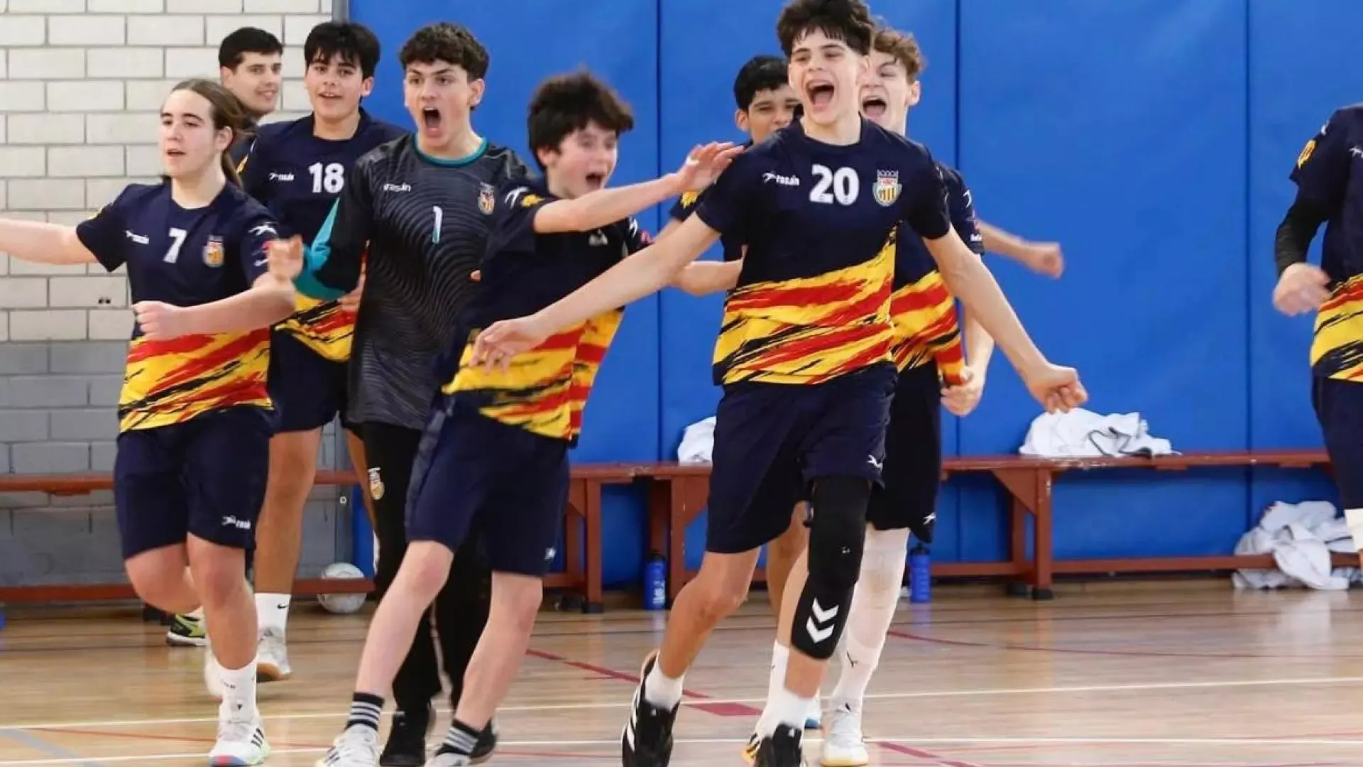 Álvaro Salcedo con sus compañeros de Balonmano Huesca