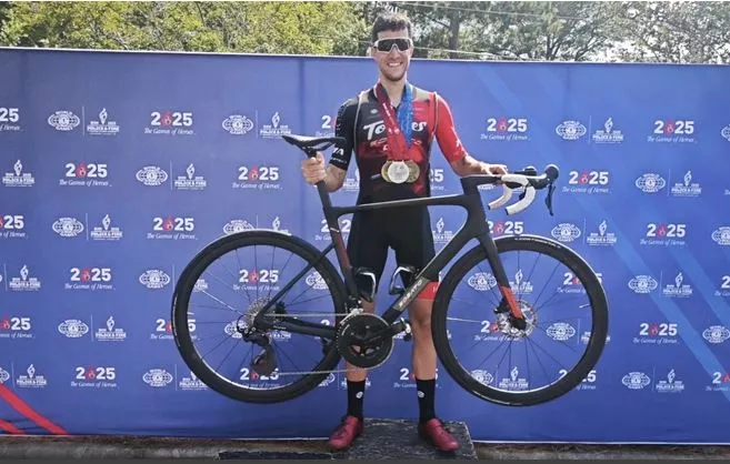 Quique Herrero con sus tres medallas en Alabama.