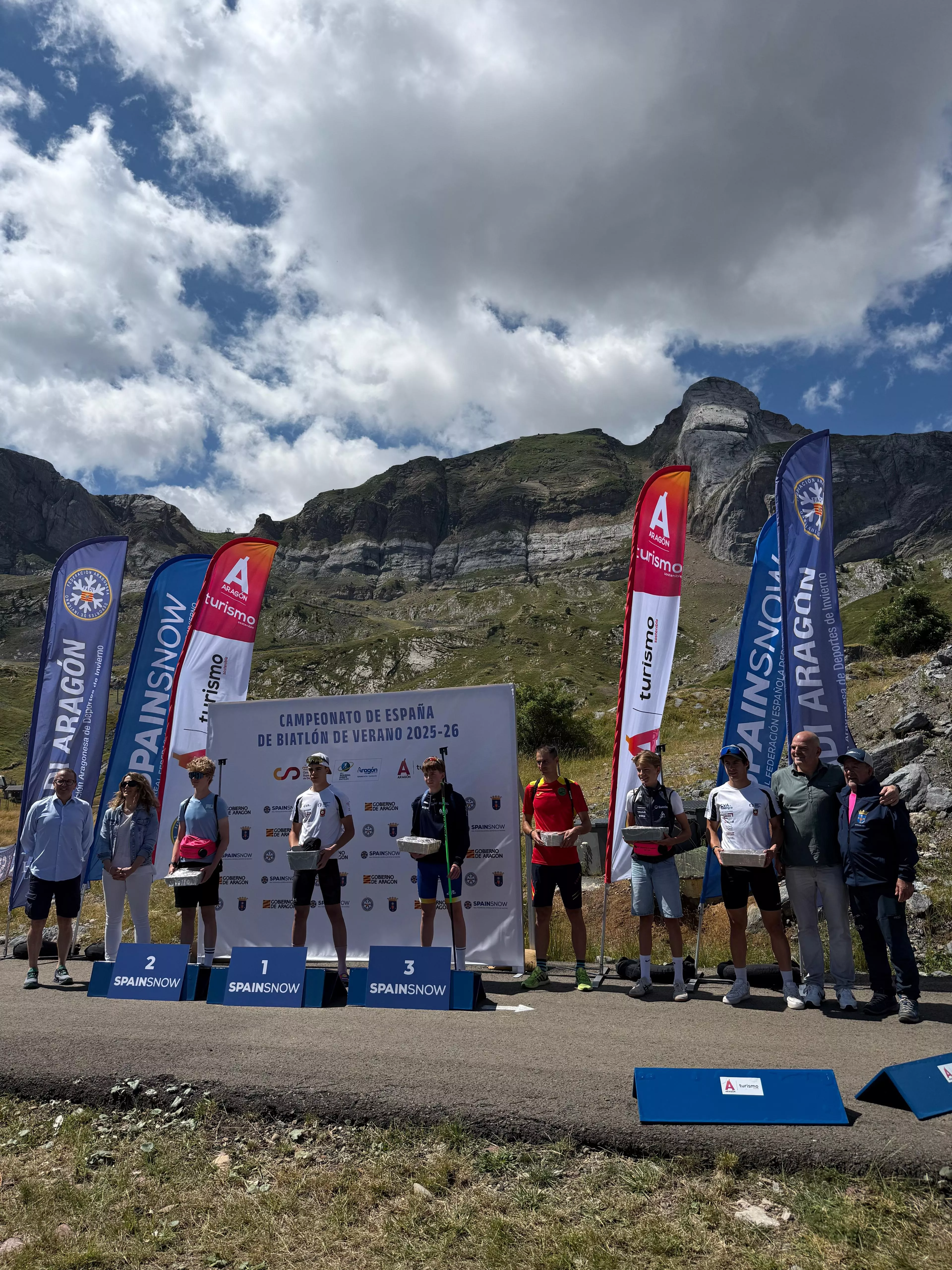 Podio carrera M con autoridades