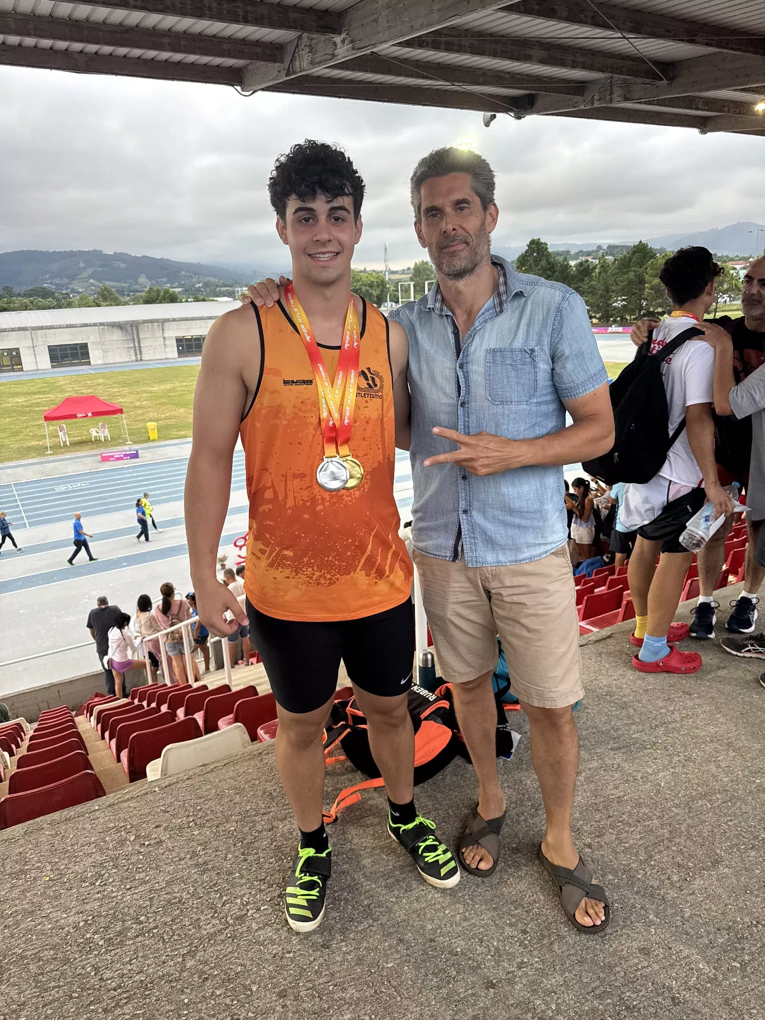 Rubén Cruz y su entrenador, David Rubio, con las dos medallas del Campeonato.
