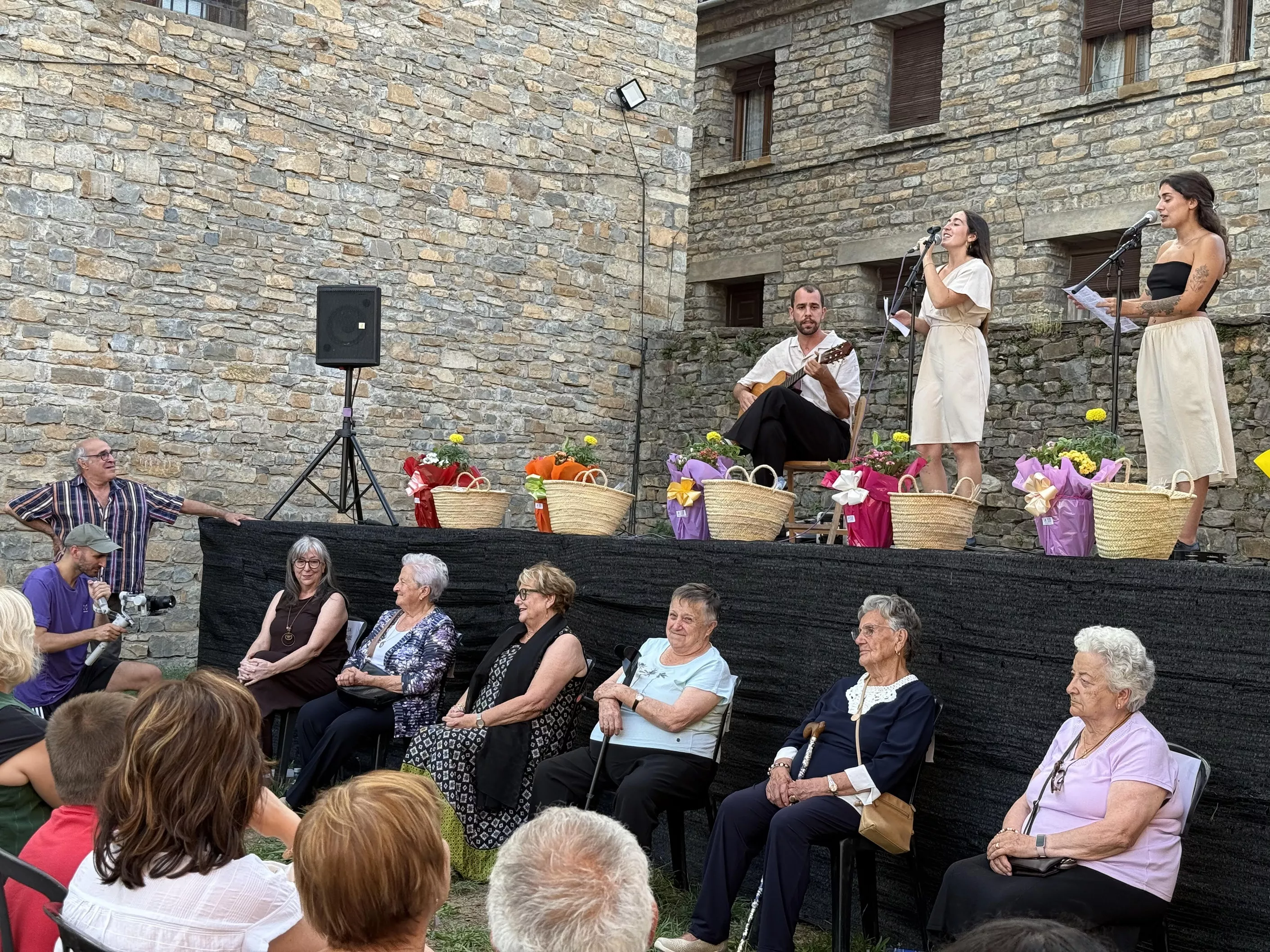 Mujeres que cuentan” clausuran con emoción y ternura un Festival de Aínsa. Mujeres que cuentan” clausuran con emoción y ternura un Festival de Aínsa.