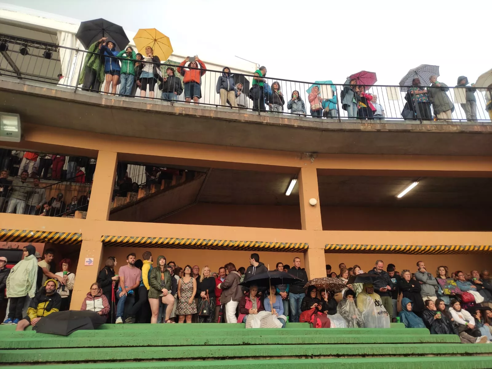 Lluvia en el concierto de Maika Makovski en Pirineos Sur. Foto Fernando Paúles
