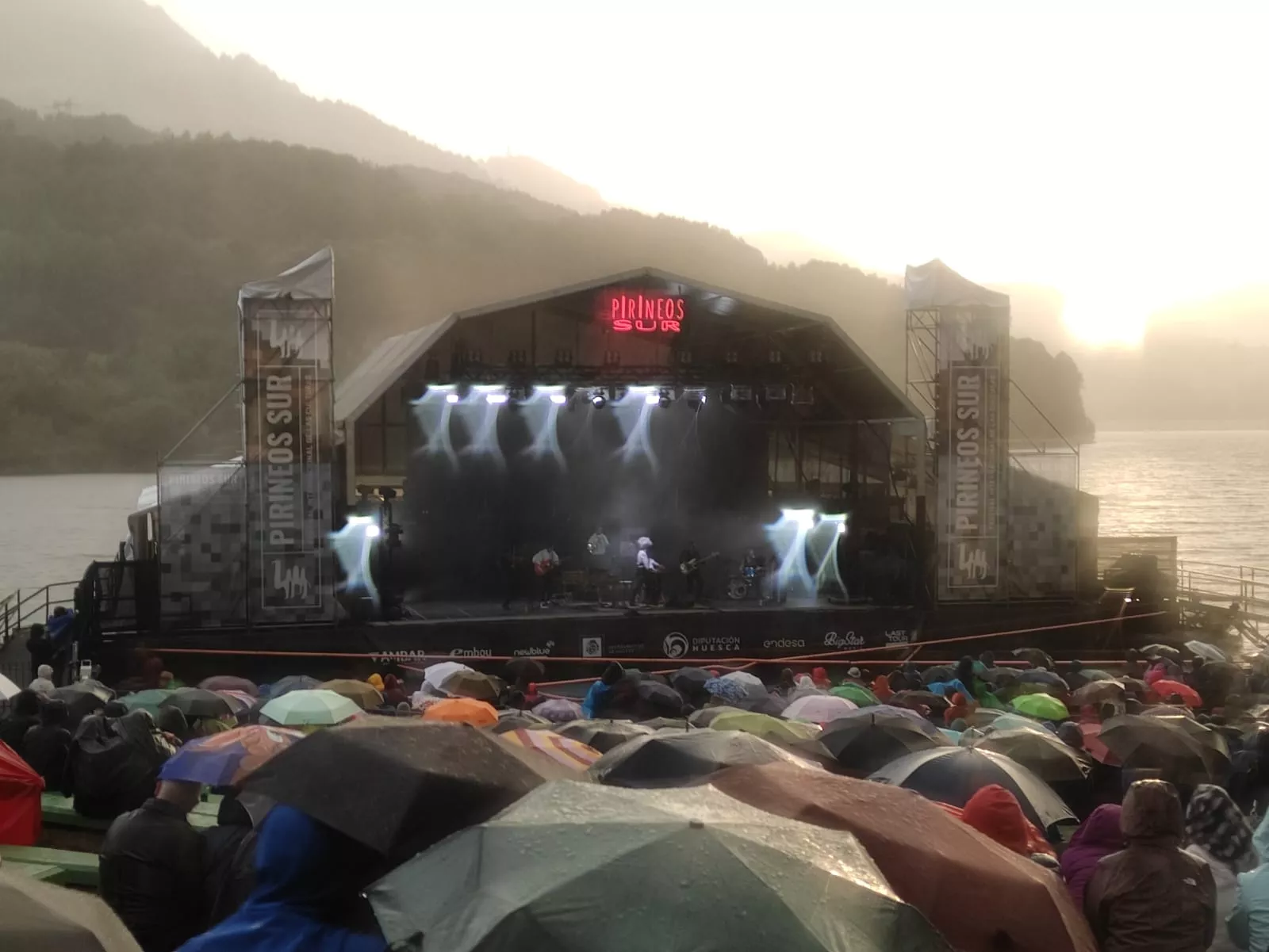 Lluvia en el concierto de Maika Makovski en Pirineos Sur. Foto Fernando Paúles