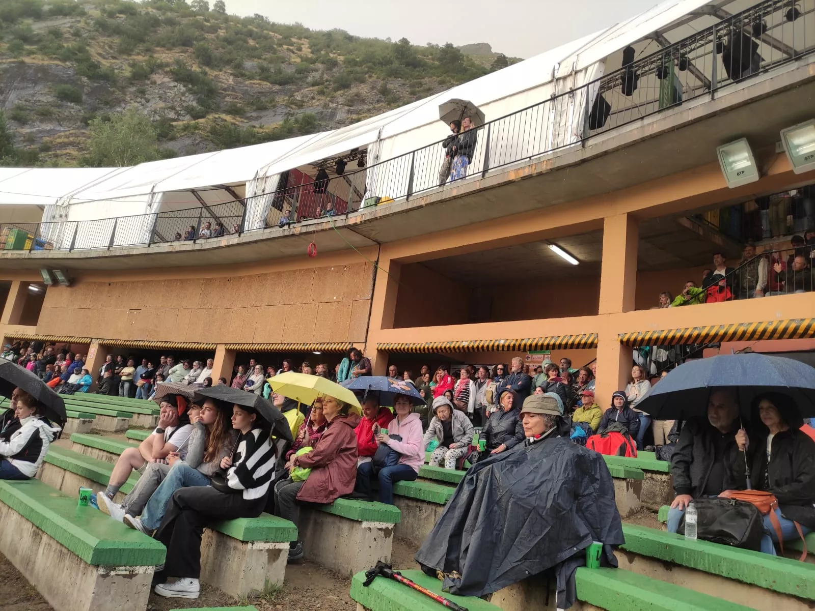Lluvia en el concierto de Maika Makovski en Pirineos Sur. Foto Fernando Paúles