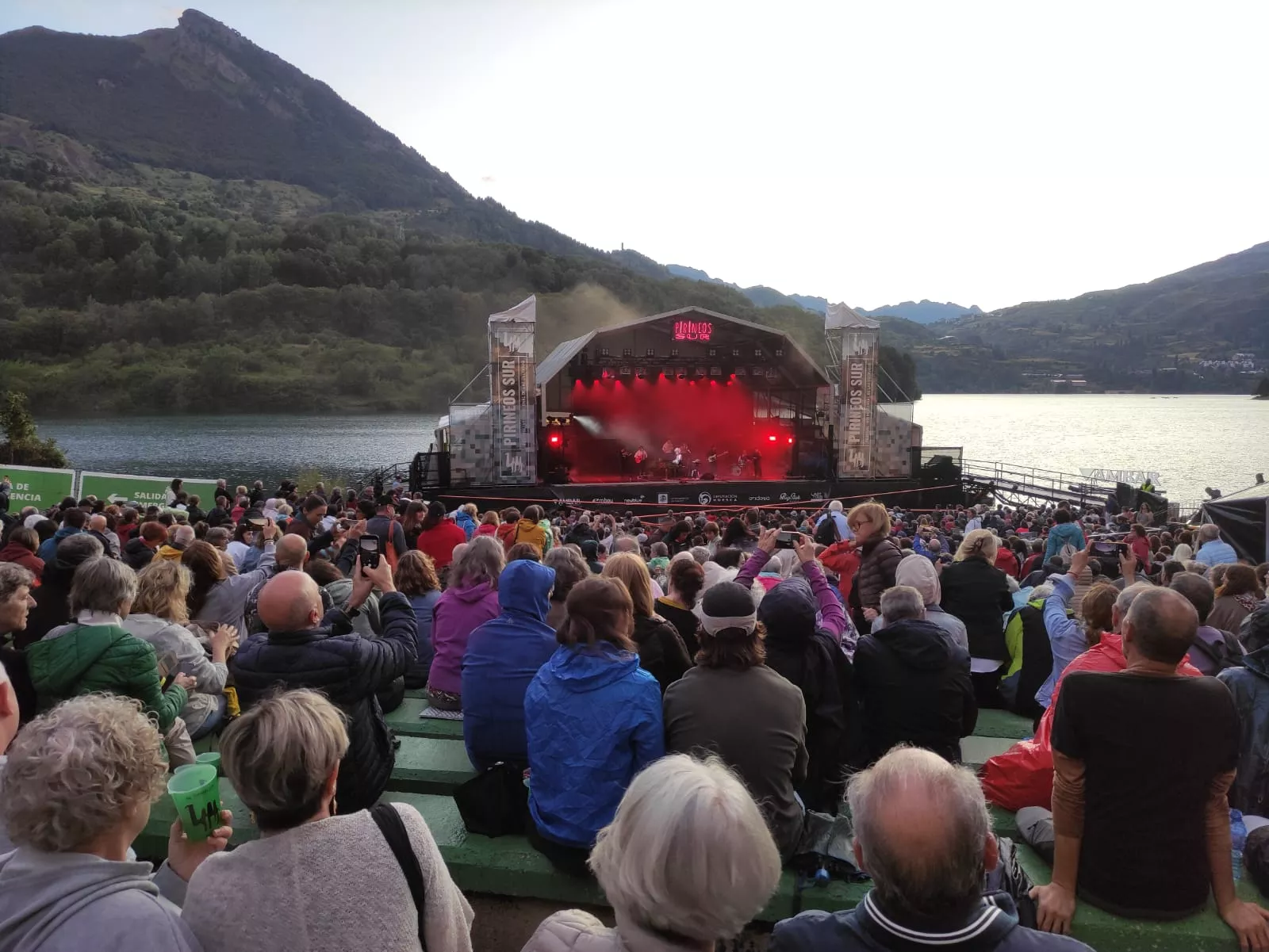 Lluvia en el concierto de Maika Makovski en Pirineos Sur. Foto Fernando Paúles