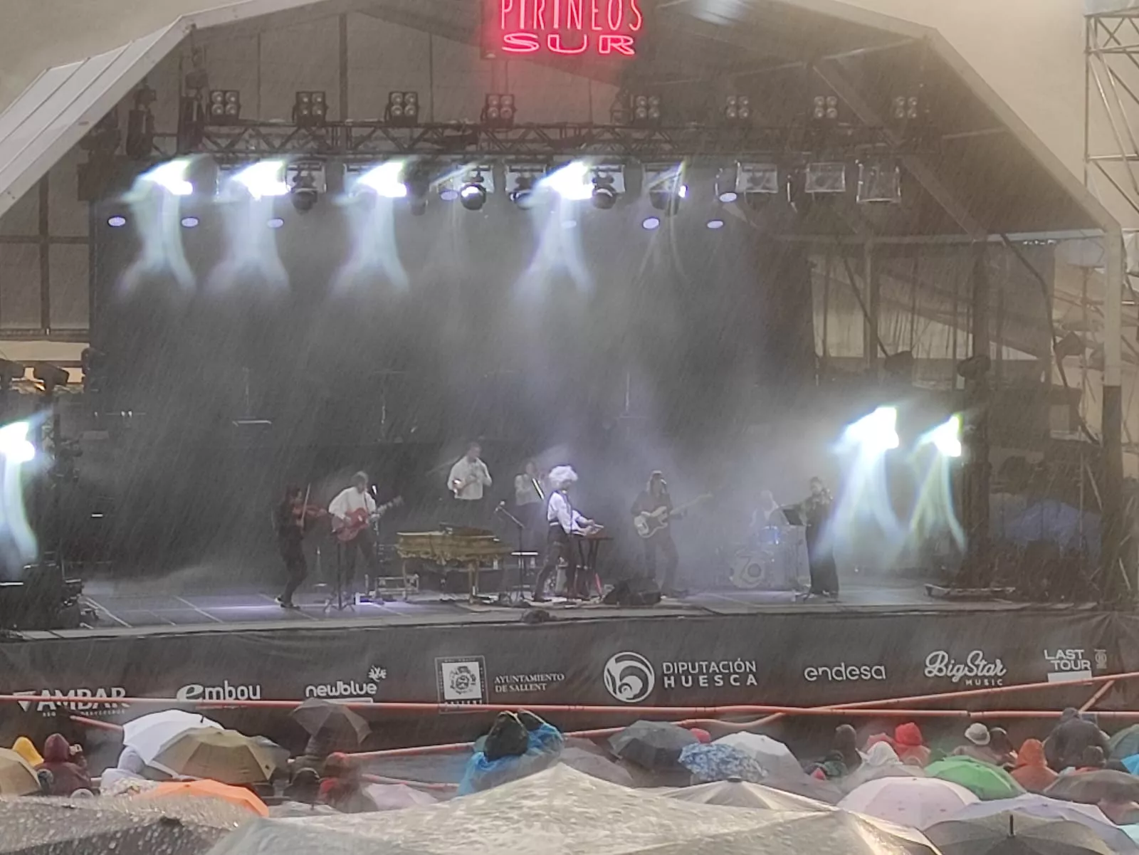 Lluvia en el concierto de Maika Makovski en Pirineos Sur. Foto Fernando Paúles