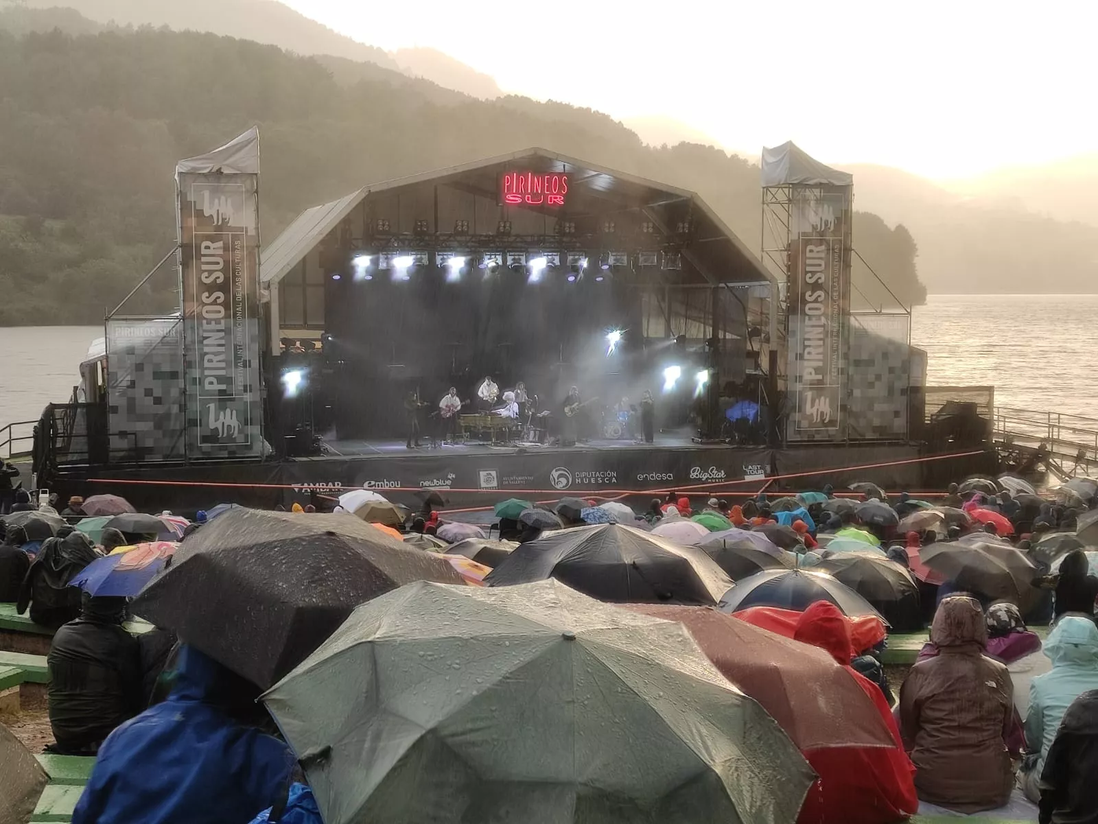 Lluvia en el concierto de Maika Makovski en Pirineos Sur. Foto Fernando Paúles