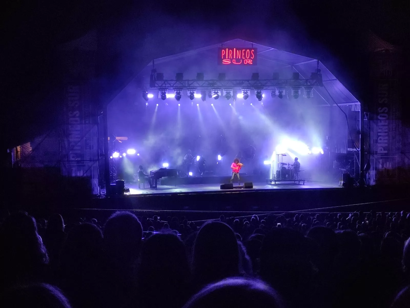 Lluvia en el concierto de Maika Makovski en Pirineos Sur. Foto Fernando Paúles