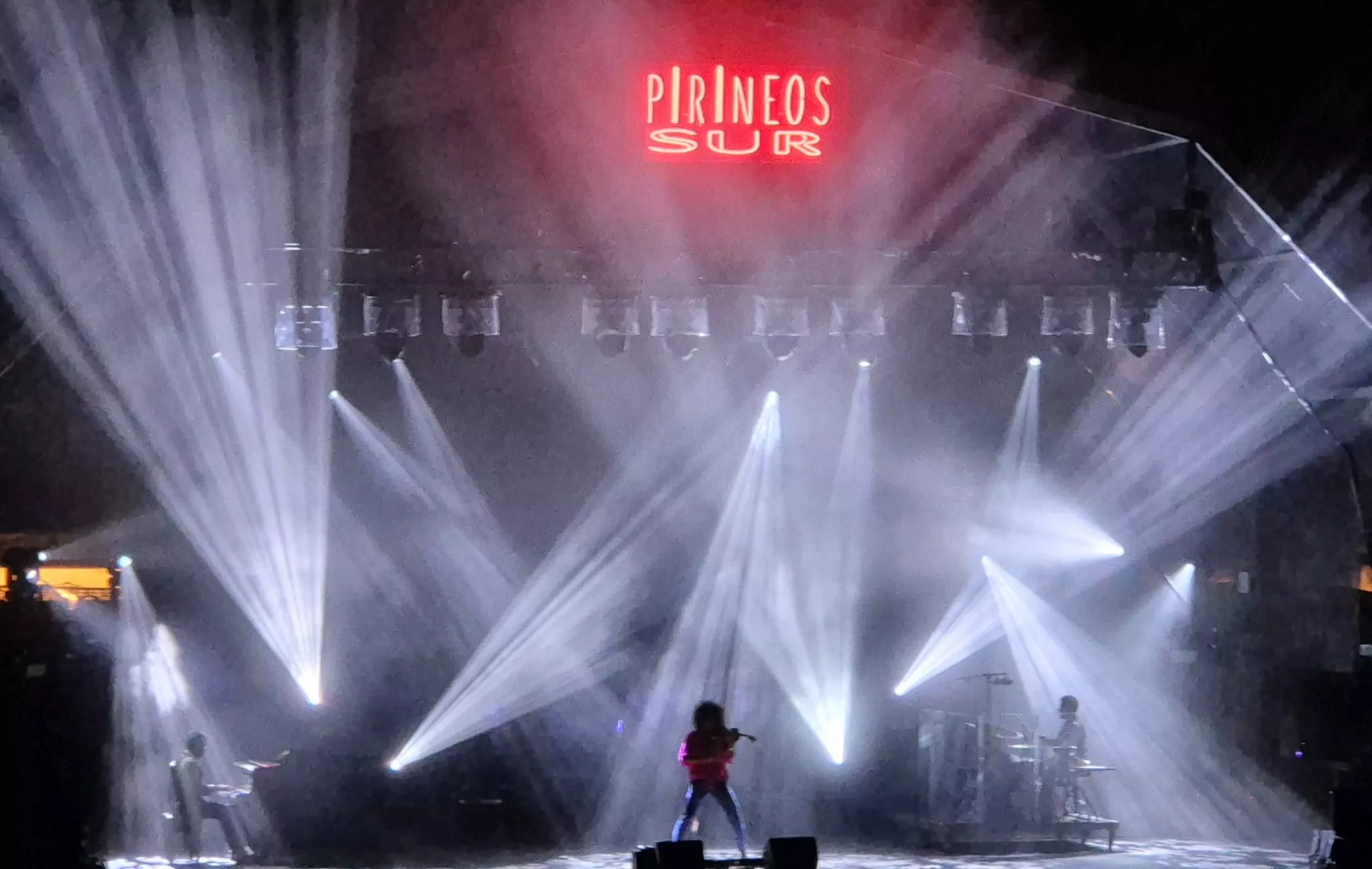 Lluvia en el concierto de Maika Makovski en Pirineos Sur. Foto Fernando Paúles