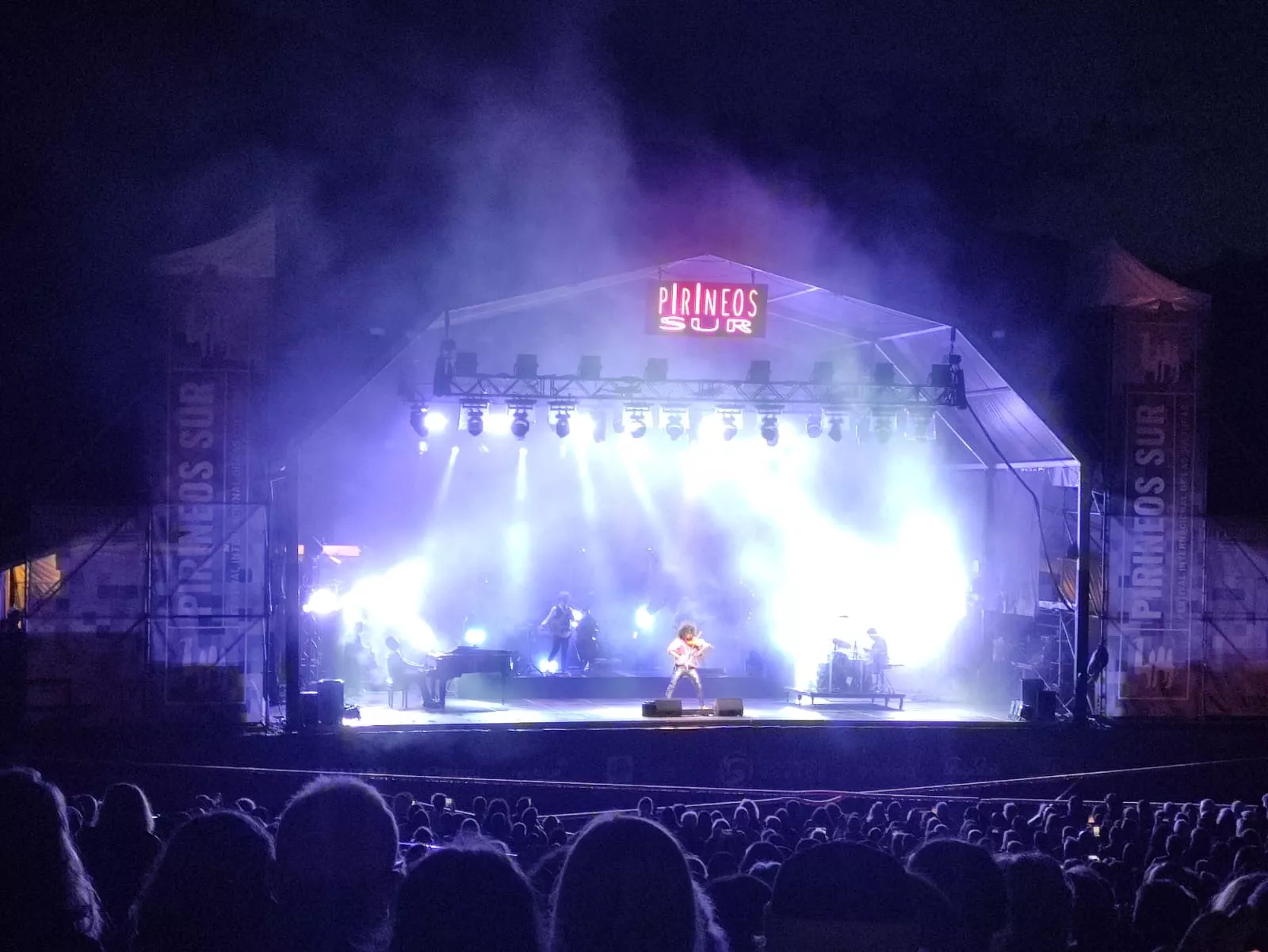 Lluvia en el concierto de Maika Makovski en Pirineos Sur. Foto Fernando Paúles