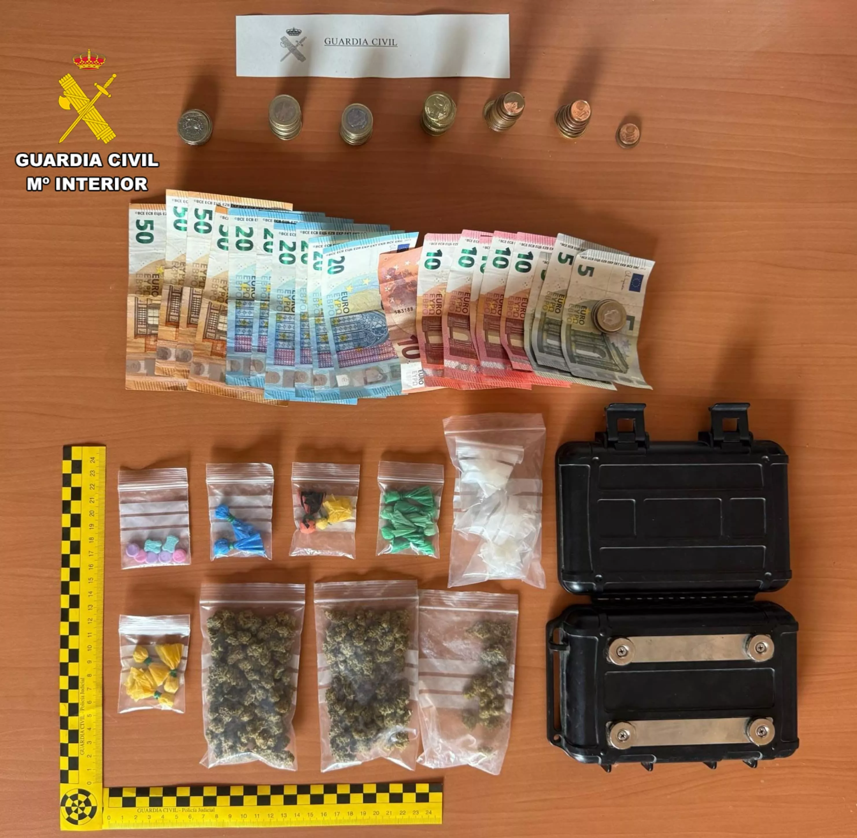 Material incautado al detenido.