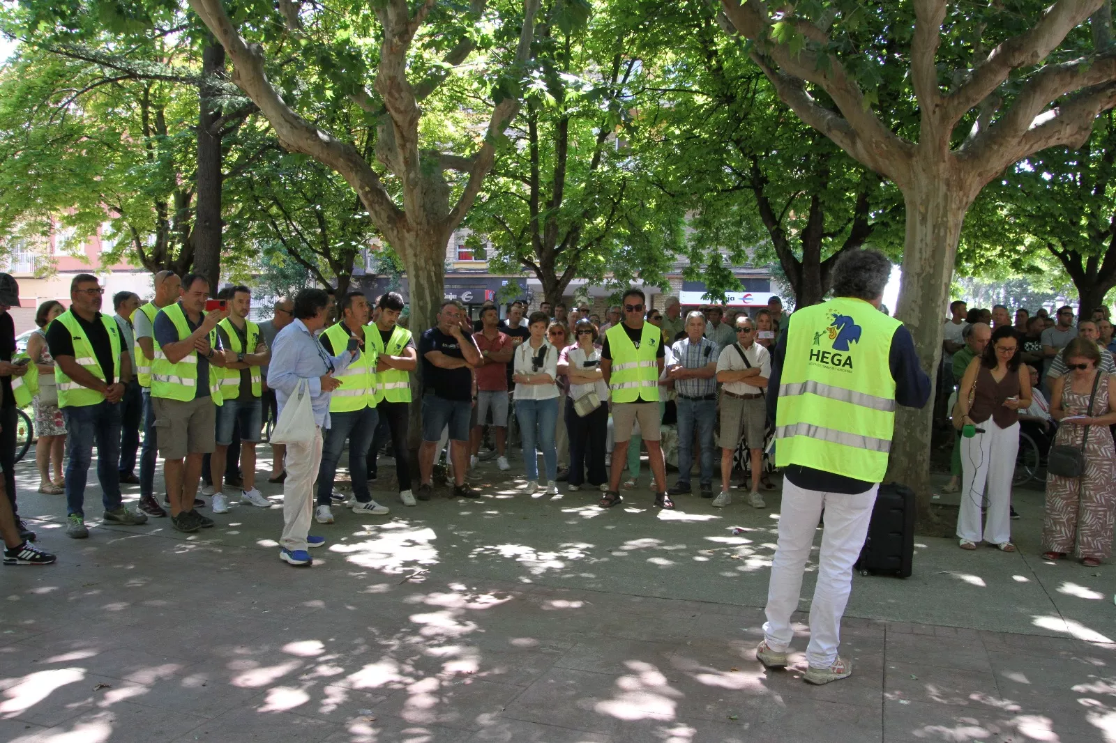 Concentración de Hega en homenaje a David Lafoz. Foto Carlos Neofato
