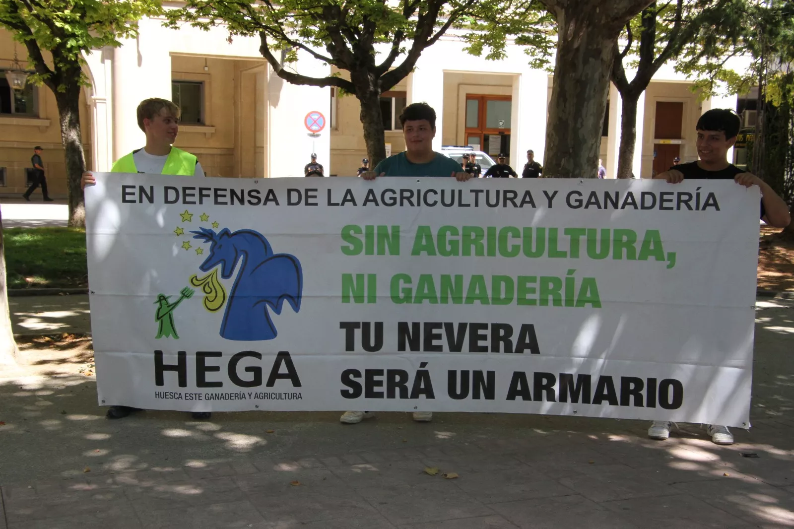 Concentración de Hega en homenaje a David Lafoz. Foto Carlos Neofato