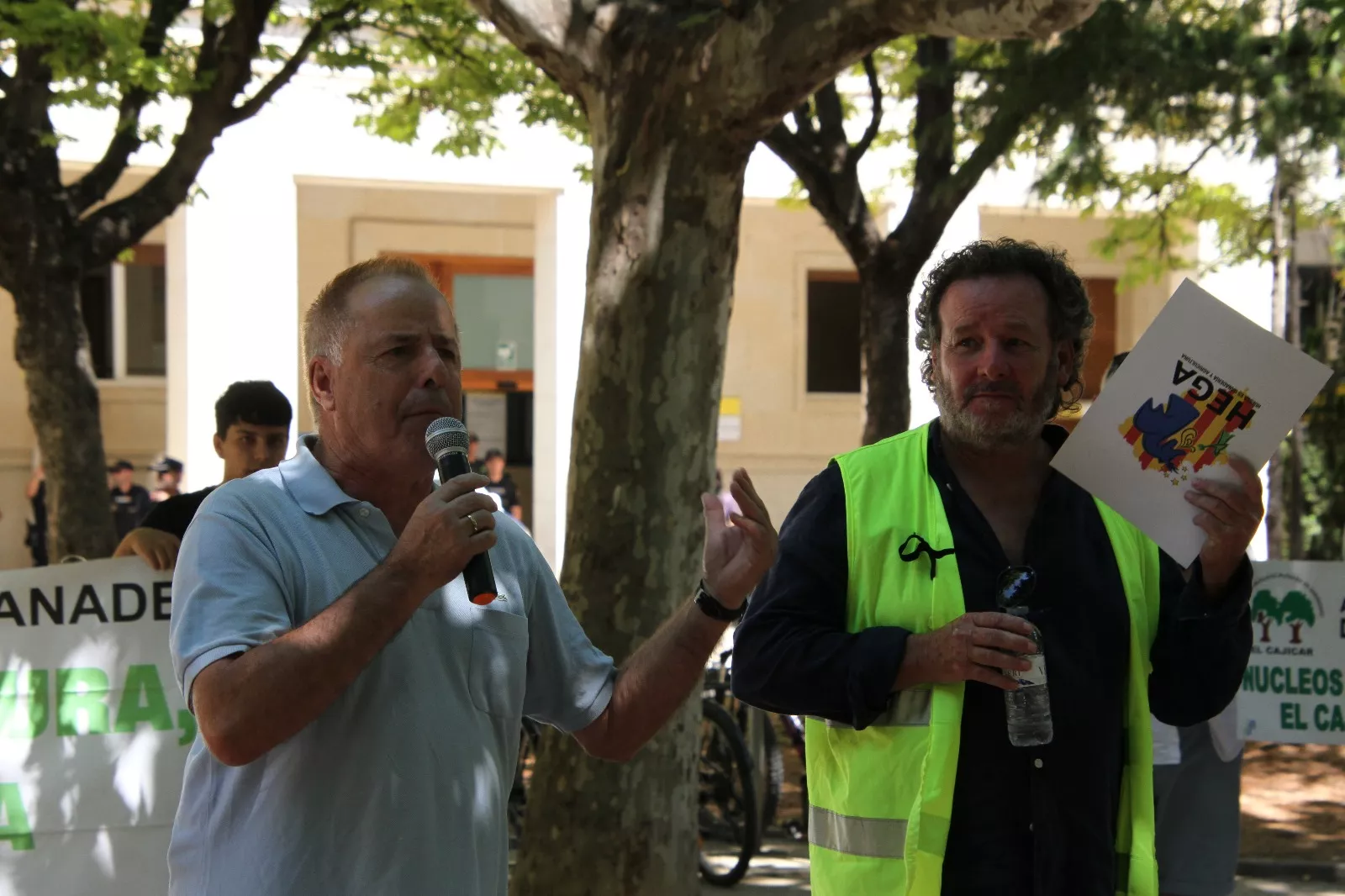 Concentración de Hega en homenaje a David Lafoz. Foto Carlos Neofato