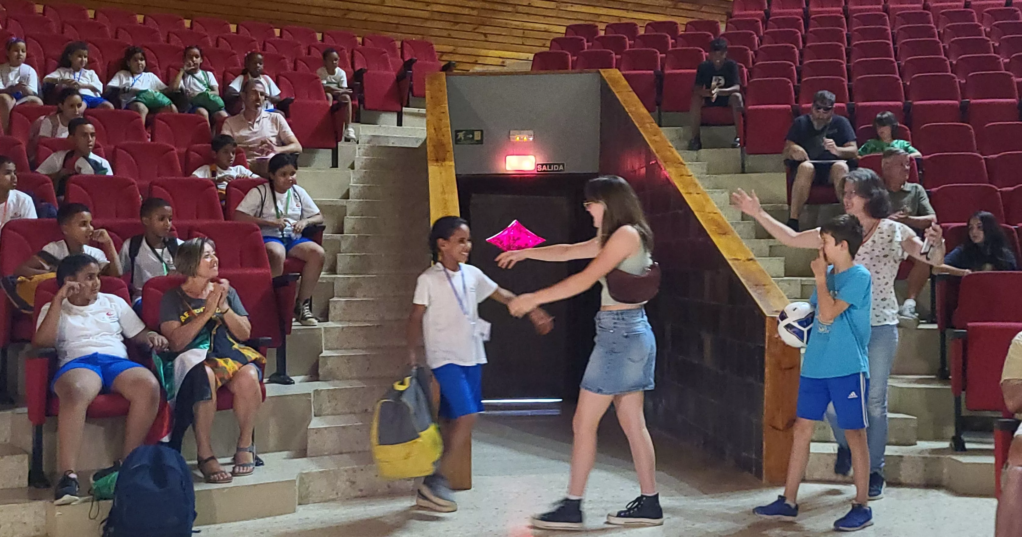 Recepción de los 41 niños y niñas saharauis del programa Vacaciones en paz de Alouda. Foto Mercedes Manterola