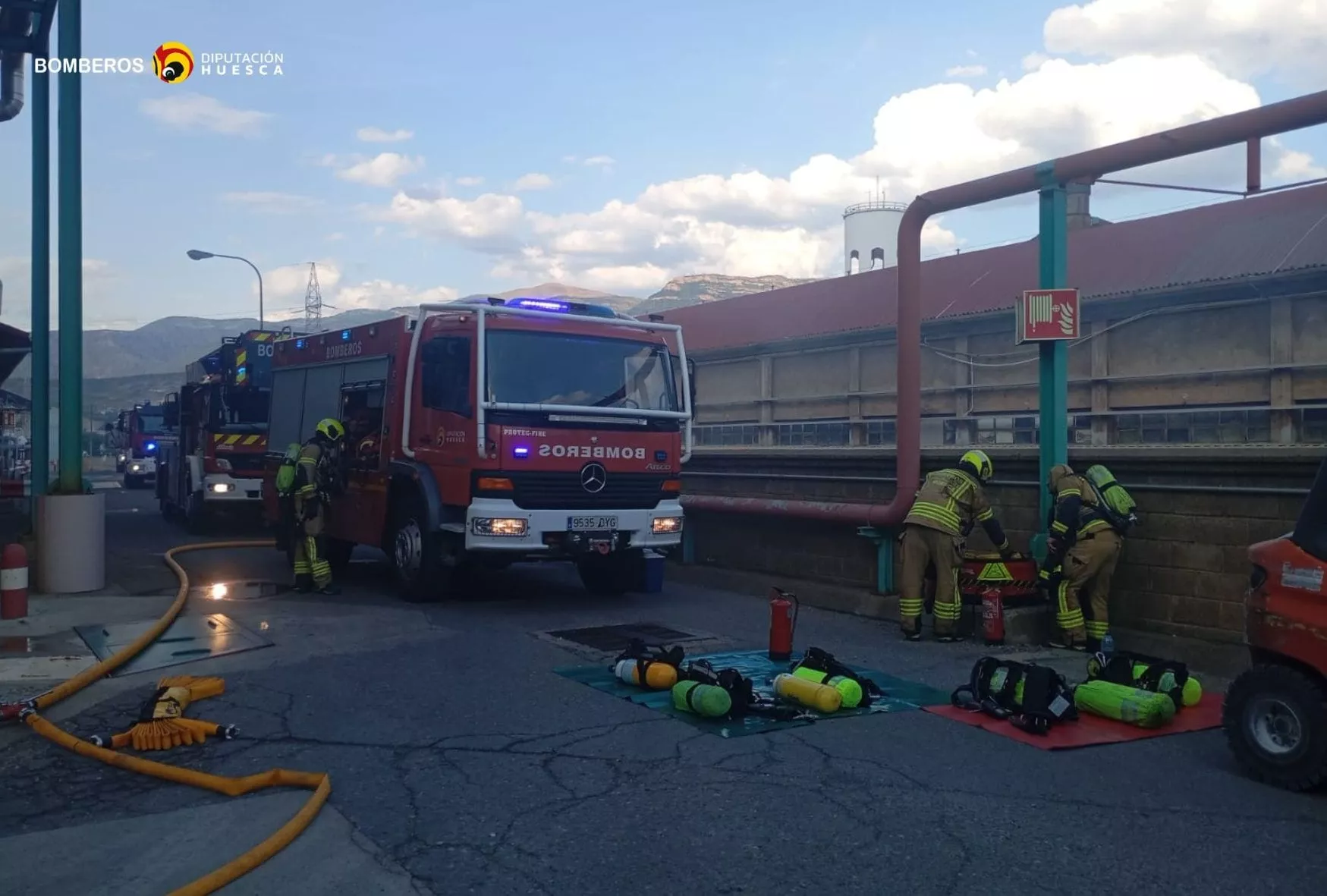 Bomberos de la DPH trabajando en el incendio de Ercros.