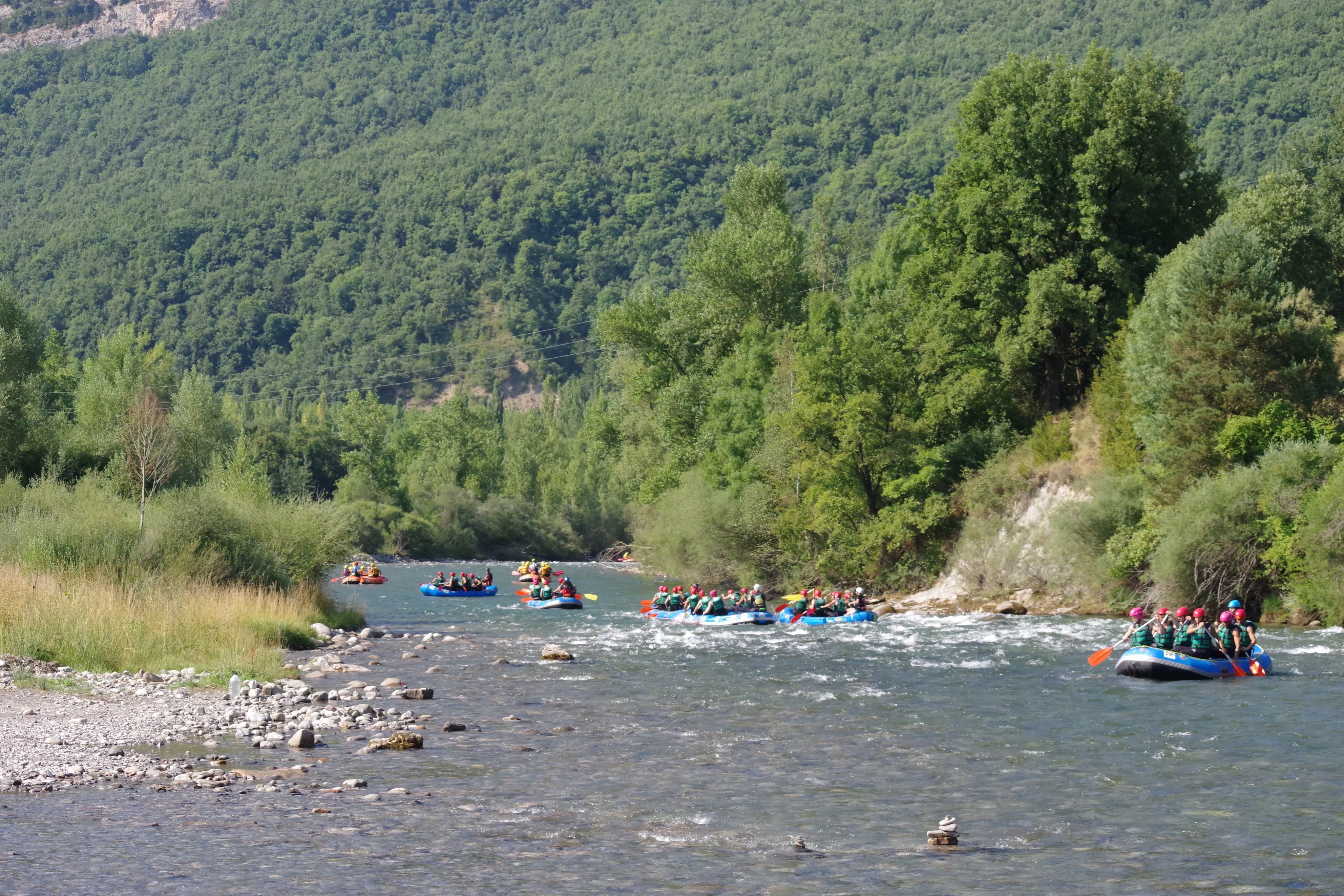Los jugadores del Huesca, por el Ésera