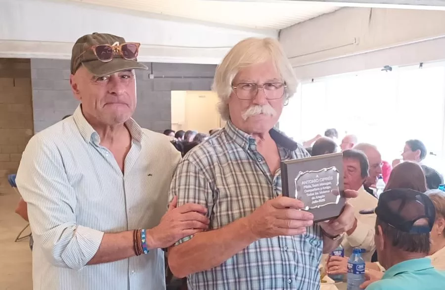 Íñigo Franco con el corredor homenajeado, Antonio Ciprés "Gañán".