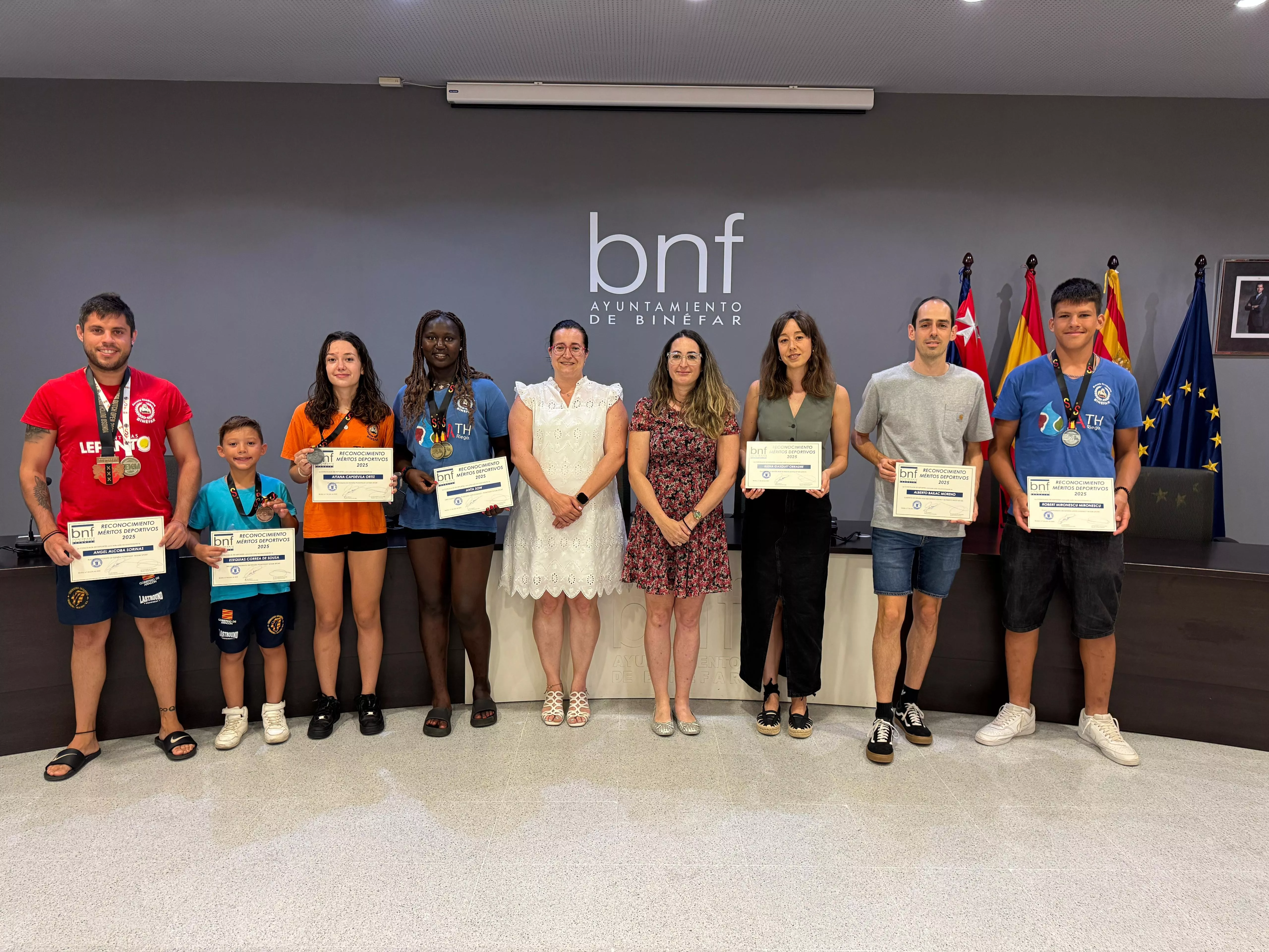 Alcaldesa concejal con ateltas y kickboxers