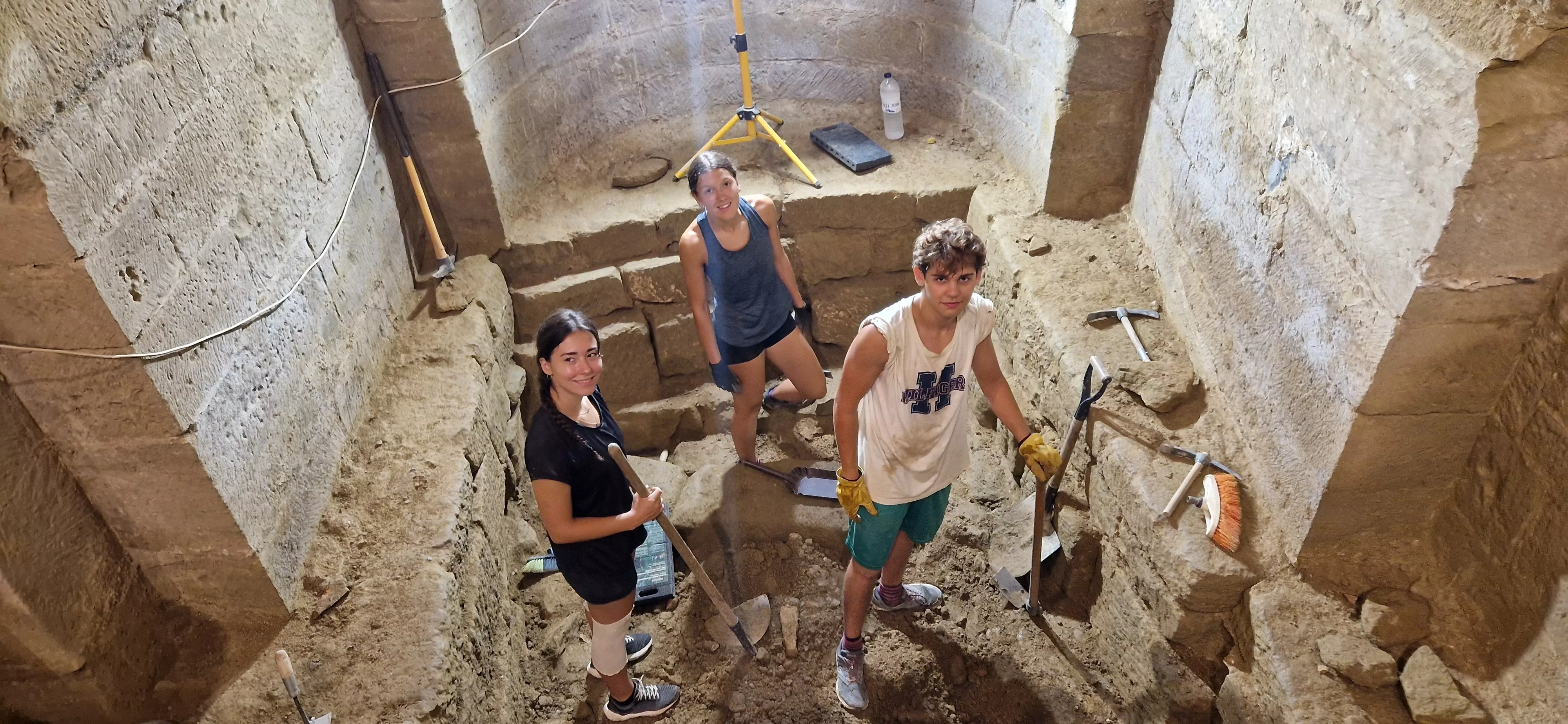 Jóvenes del campo de trabajo, en el interior de San Pedro el Viejo. Foto Myriam Martínez