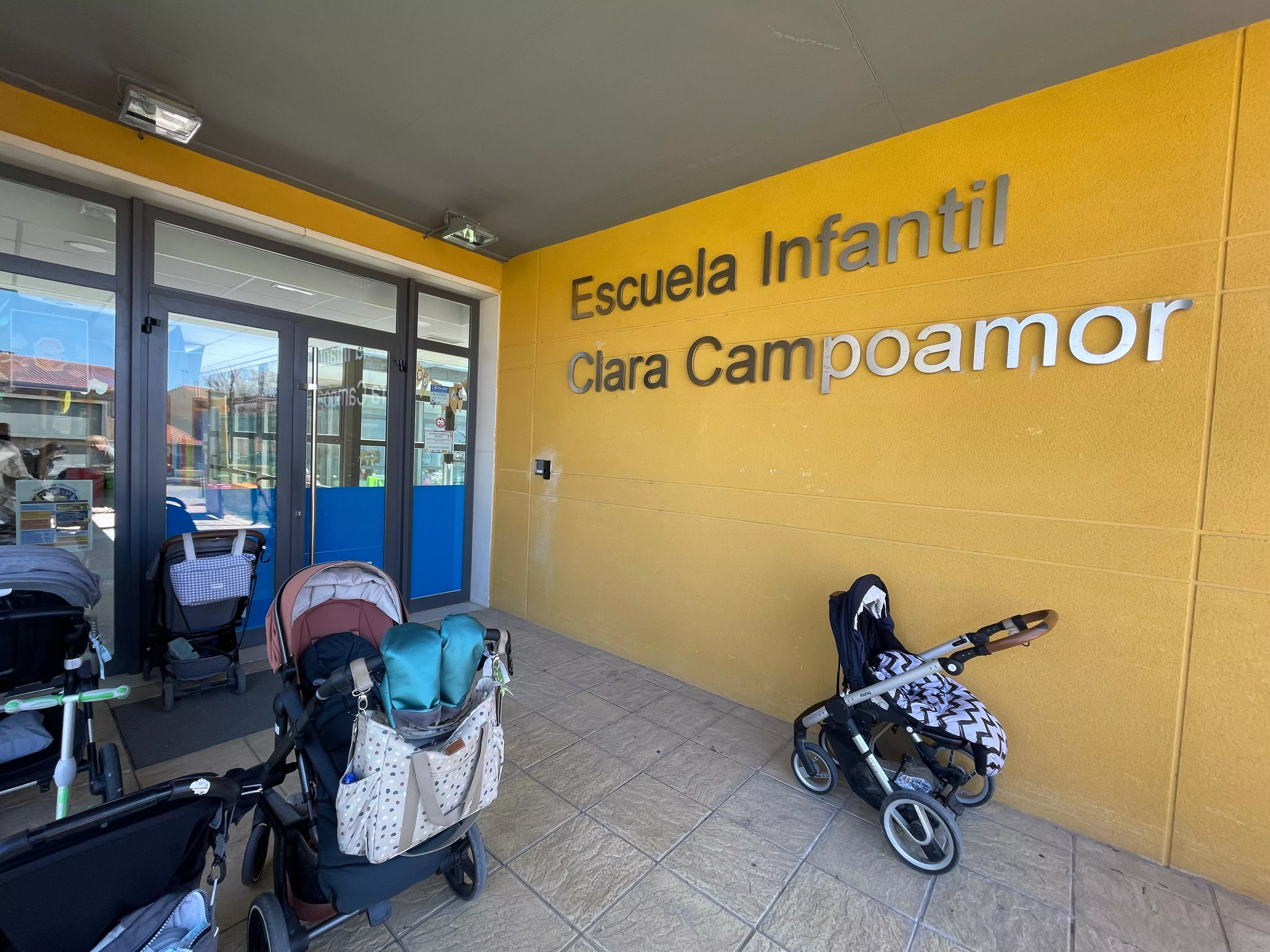 Monzón no prorroga el refuerzo de aulas en la Escuela Infantil Clara Campoamor por el descenso de matrículas.