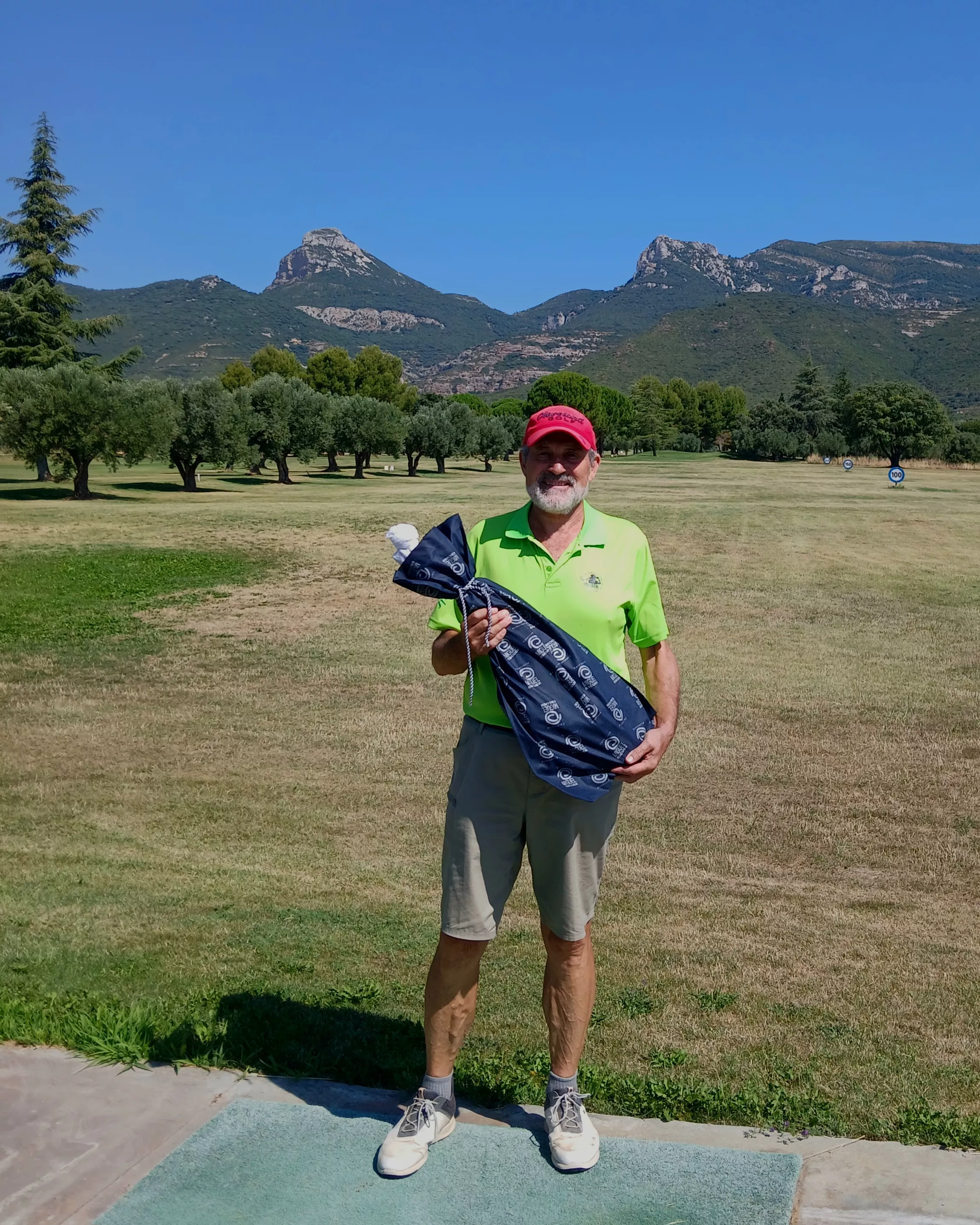 Fernando Tresaco, vencedor de la cuarta prueba, con el codiciado jamón como premio