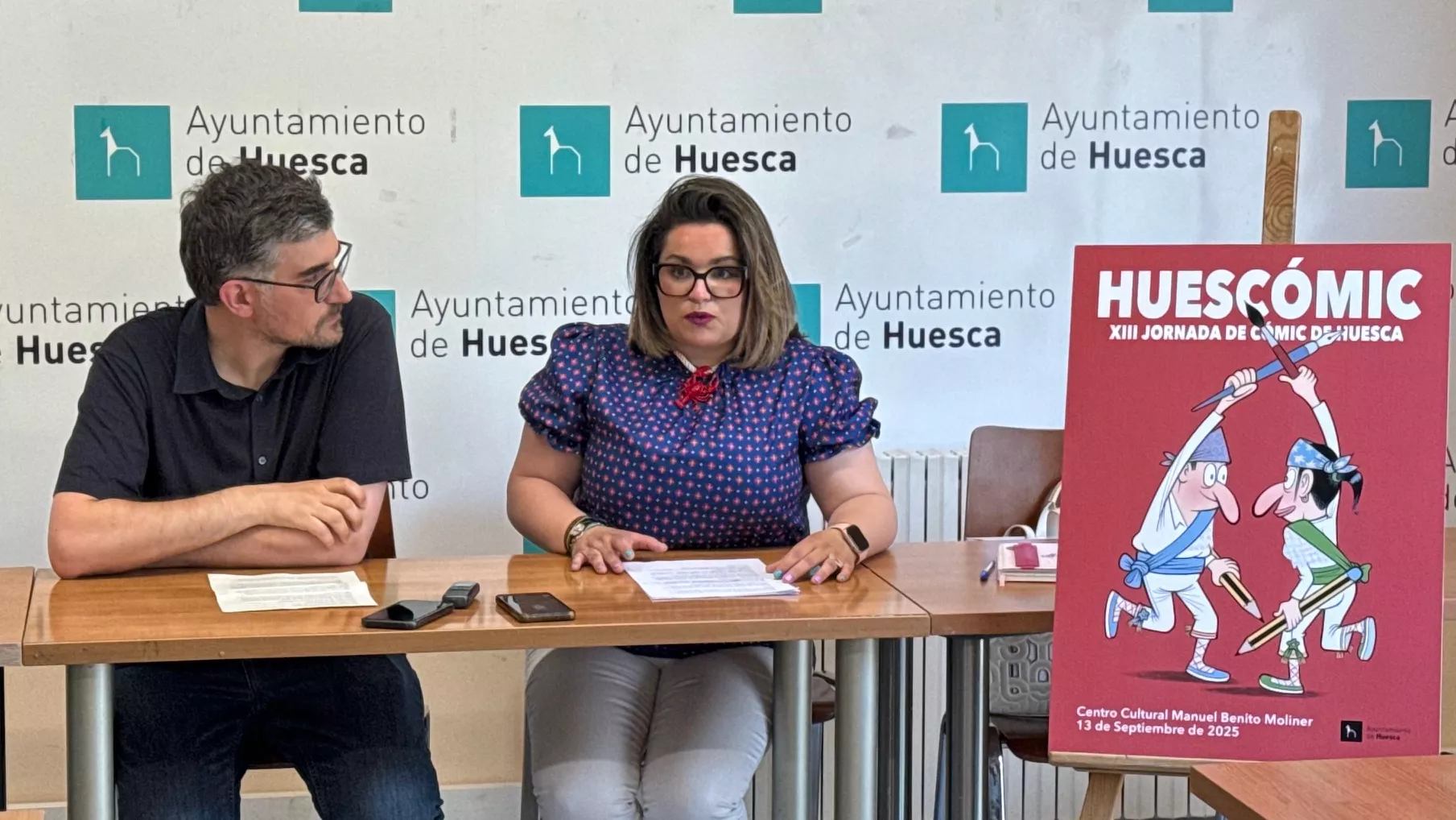 Óscar Senar y Sonia Latre, presentando el cartel de Huescómic 2025.