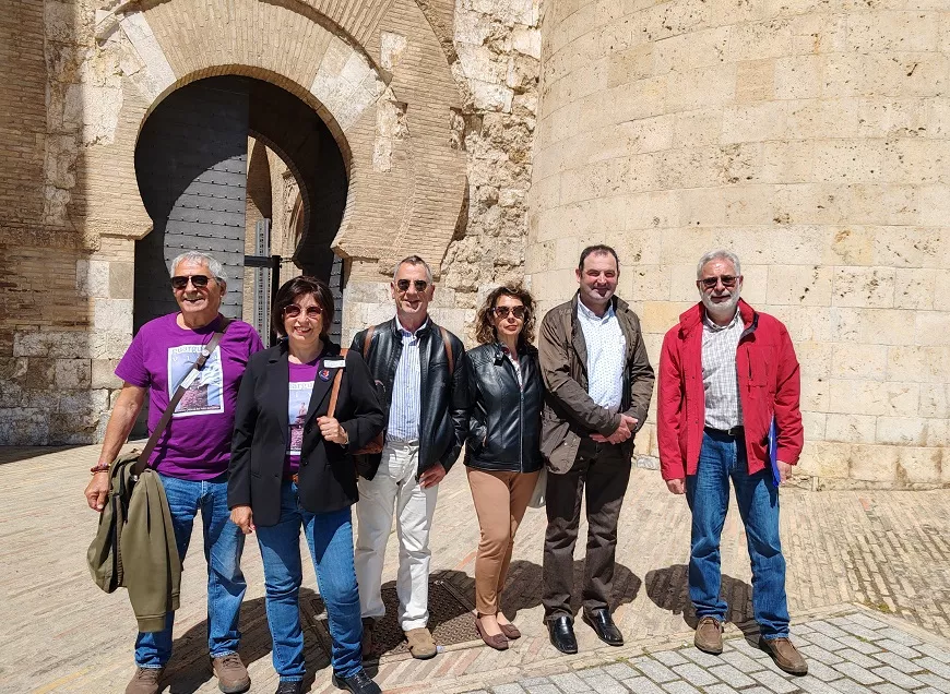Representantes de Guarguera Viva en las Cortes de Aragón en mayo.