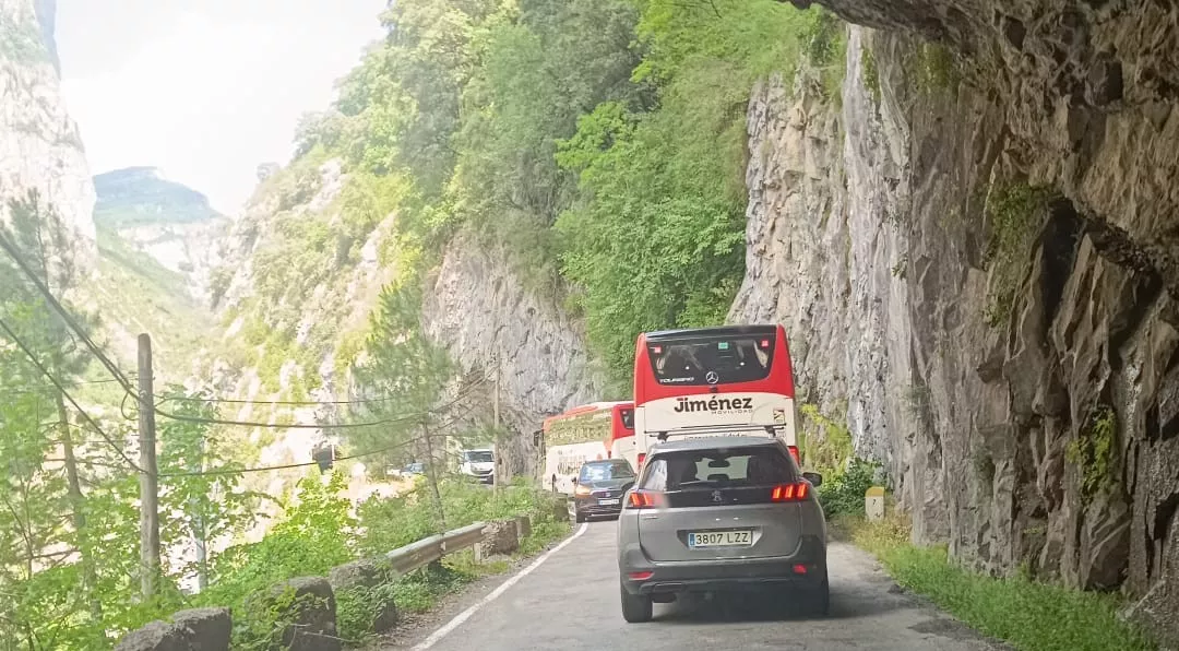 Atasco este martes en los túneles de Plan, en la A-2609.