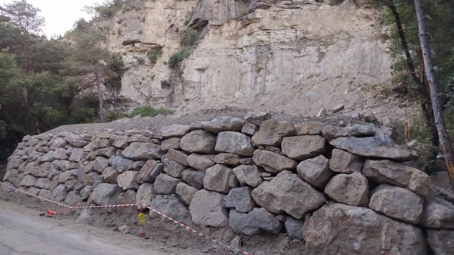 Acceso templo budista de Panillo Acceso templo budista de Panillo