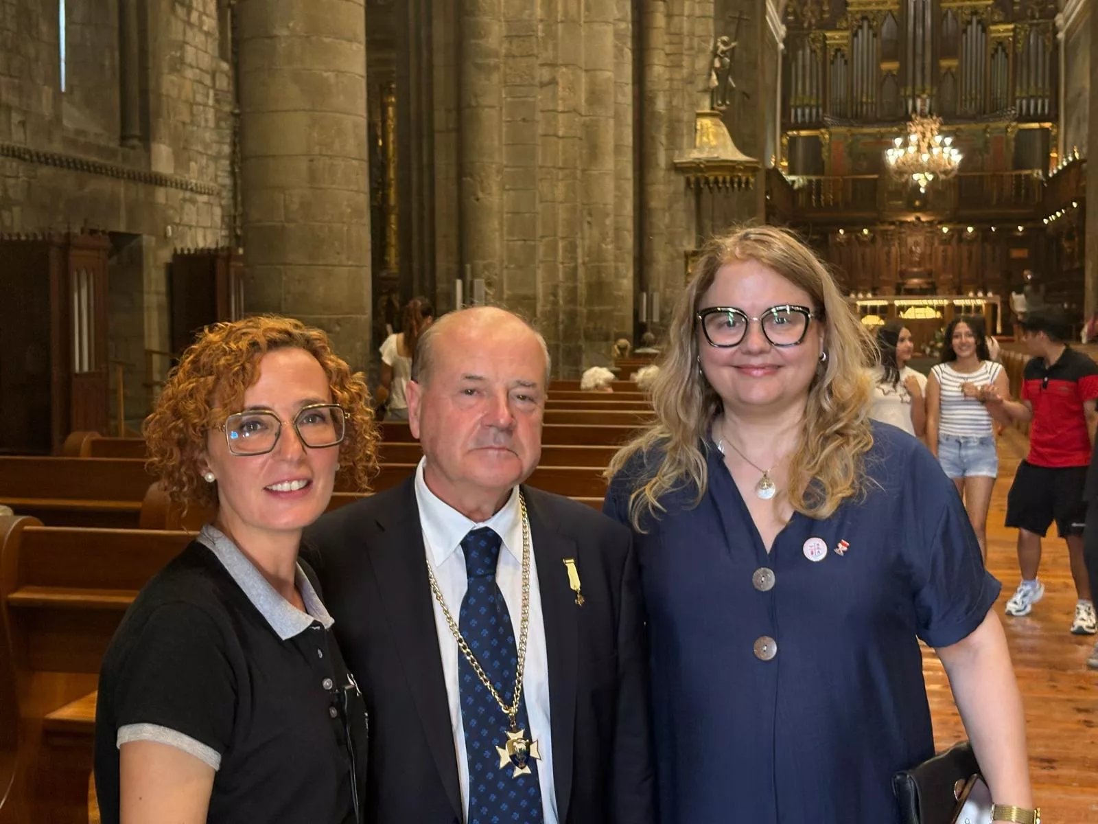  Eucaristía con el Santo Cáliz en la Catedral de Jaca