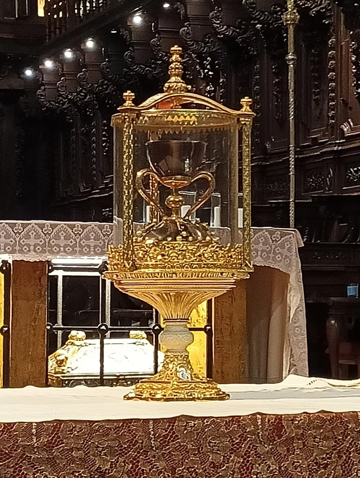  Eucaristía con el Santo Cáliz en la Catedral de Jaca