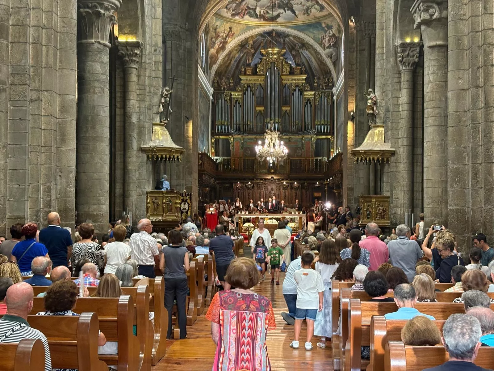  Eucaristía con el Santo Cáliz en la Catedral de Jaca