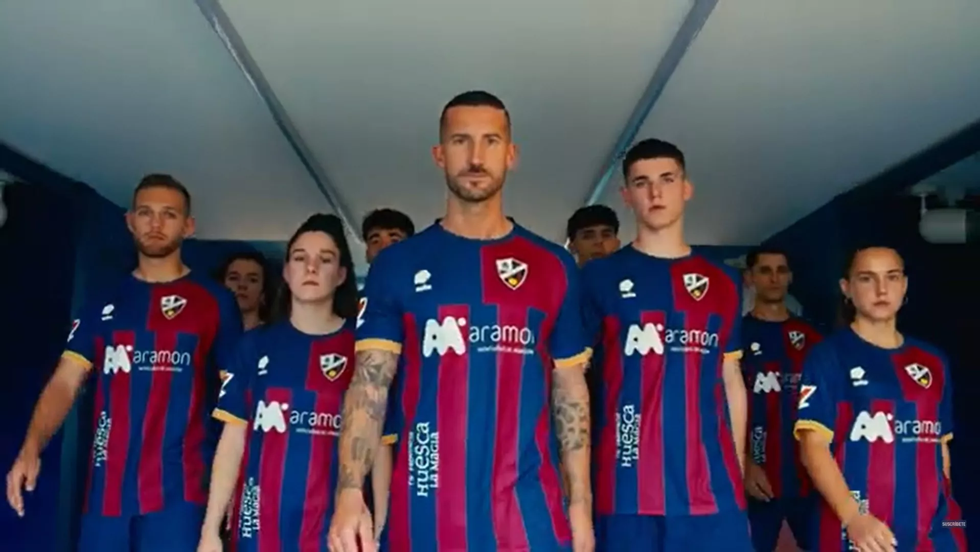 La nueva camiseta del Huesca portada por jugadores de varios equipos empezando por Óscar Sielva