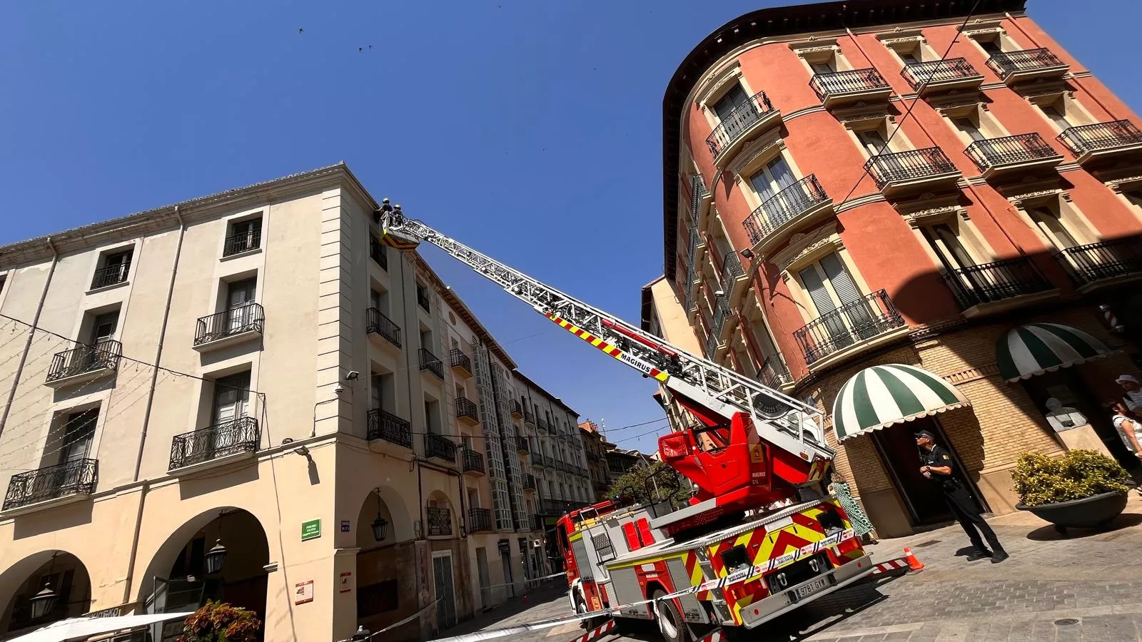 Intervención de los bomberos en el Coso Alto de Huesca por el riesgo de caída de cascotes.