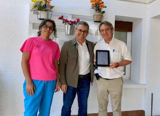 Entrega a Santiago Cosculluela, presidente de Arade y director de la Residencia Avenida